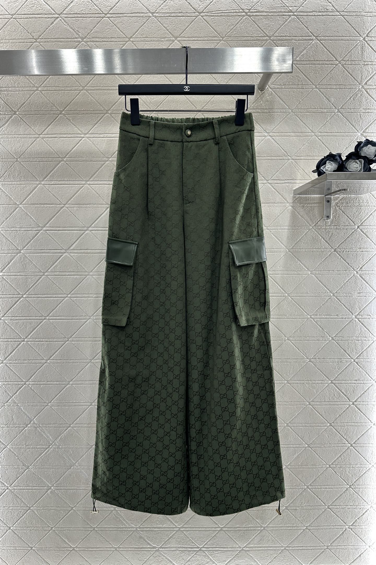 Gucci 2025 New Products: Customizable Female Suit with Wide-Legged Pants and Brand-Specific Design - 图片 7