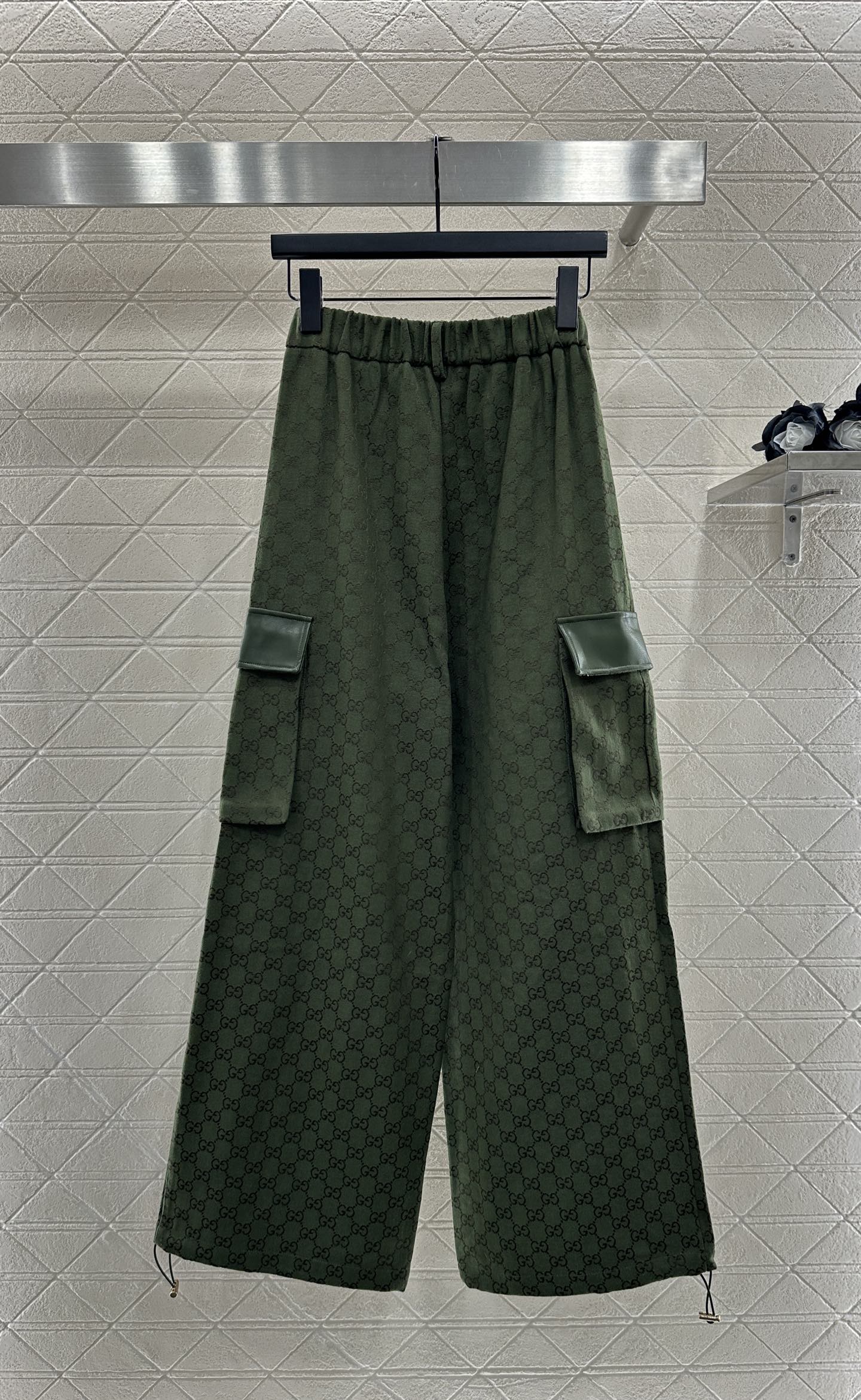 Gucci 2025 New Products: Customizable Female Suit with Wide-Legged Pants and Brand-Specific Design - 图片 8