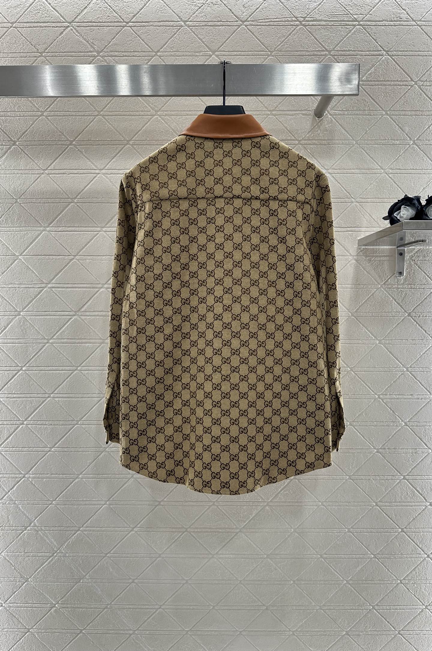 “2025 New Gucci Products: Skin-Skinned Shirts and Pants Suit Collection for Fashionable and Customized Looks” - 图片 2