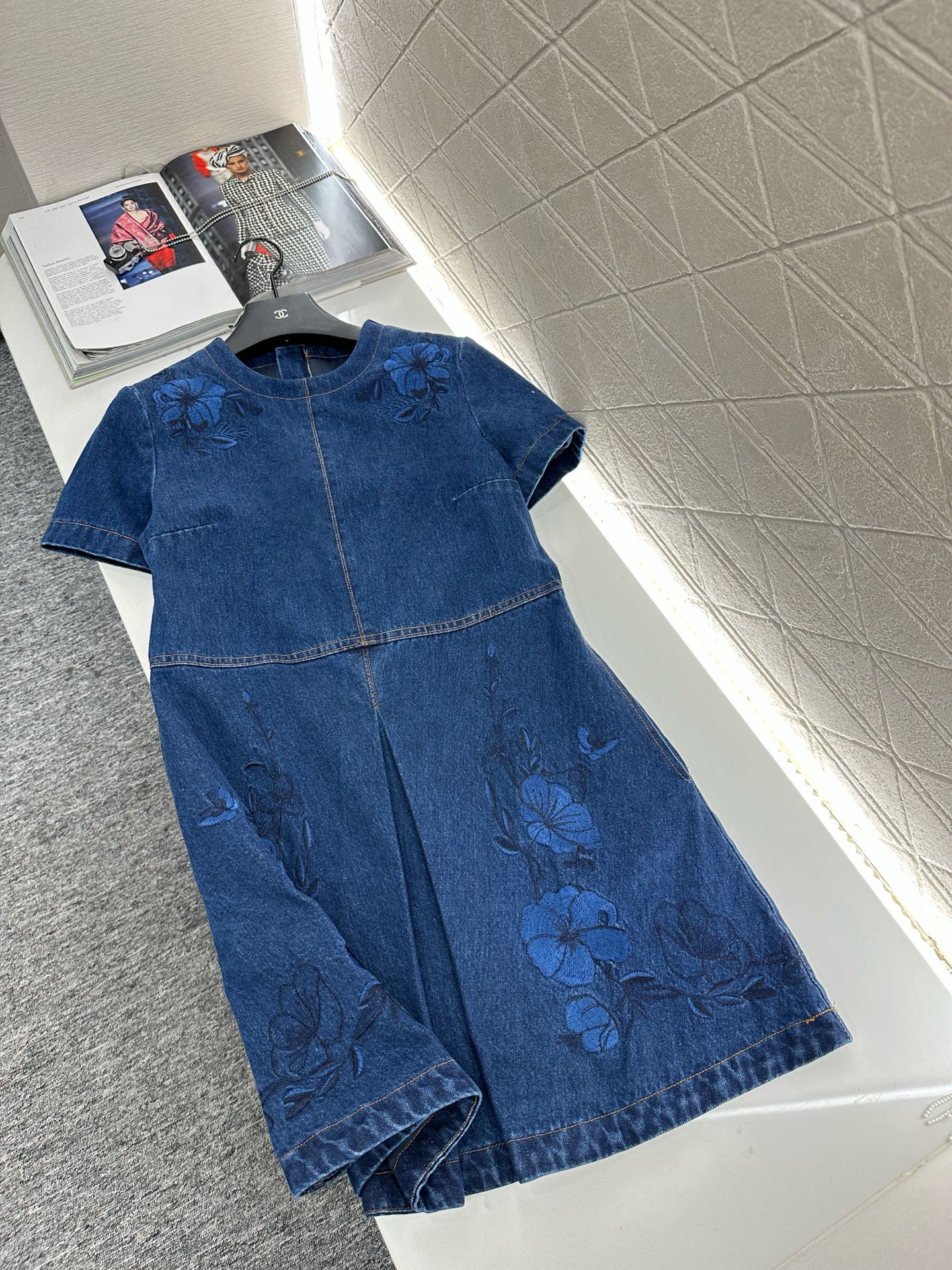 “Customized Gucci-Inspired Embroidered Cowboy Dress for Stylish Women – High Quality S-XL” - 图片 1