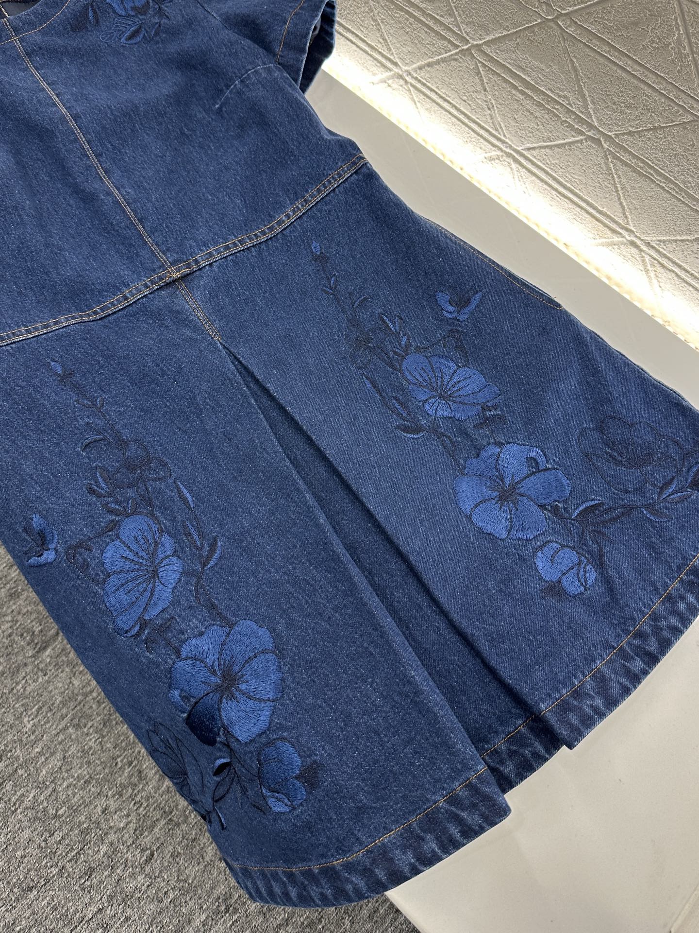 “Customized Gucci-Inspired Embroidered Cowboy Dress for Stylish Women – High Quality S-XL” - 图片 3