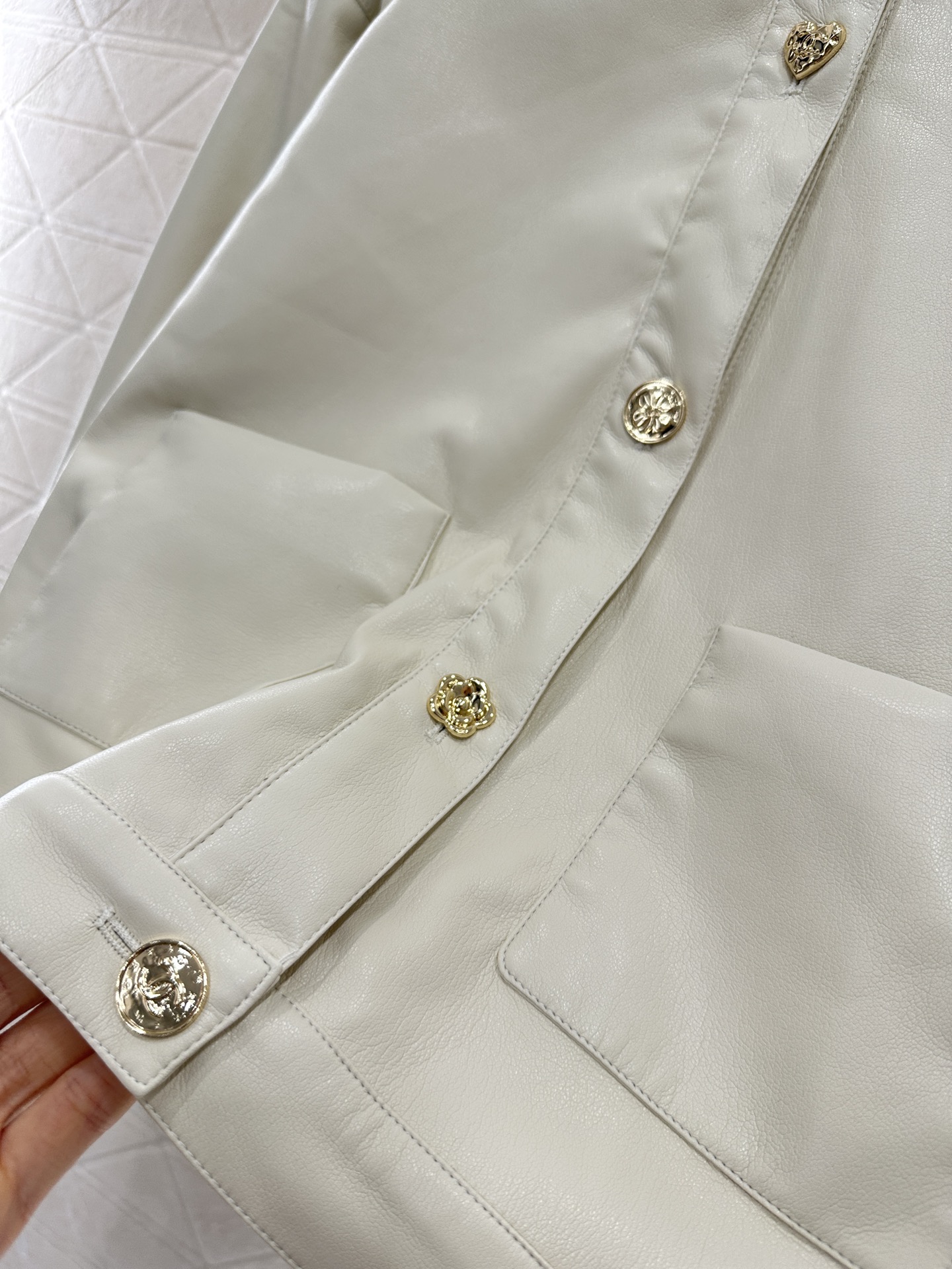 “Chane 2025 Suit Collection: Leather Jacket and Pants with Custom YB Import Material” - 图片 5