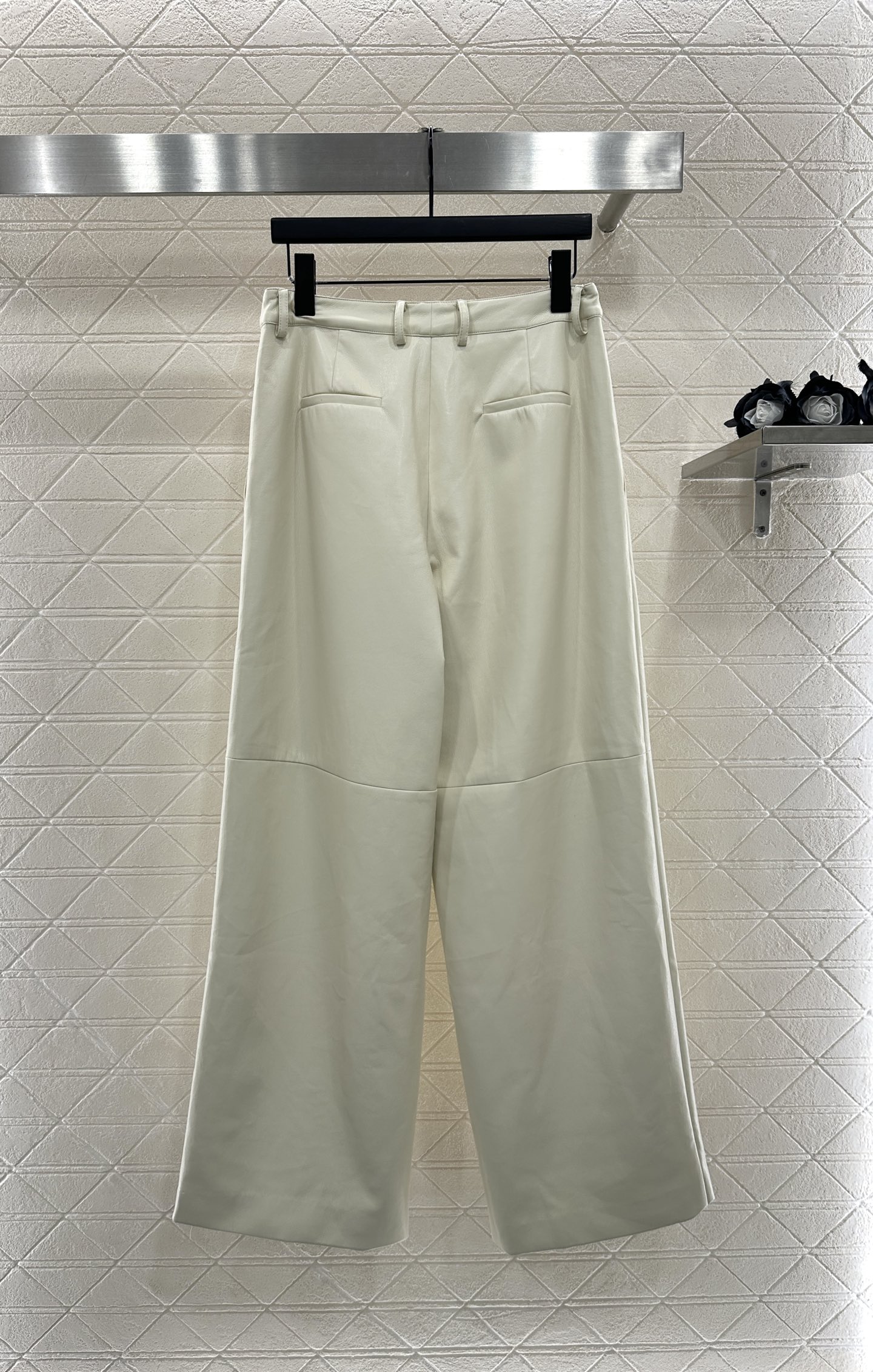 “Chane 2025 Suit Collection: Leather Jacket and Pants with Custom YB Import Material” - 图片 9