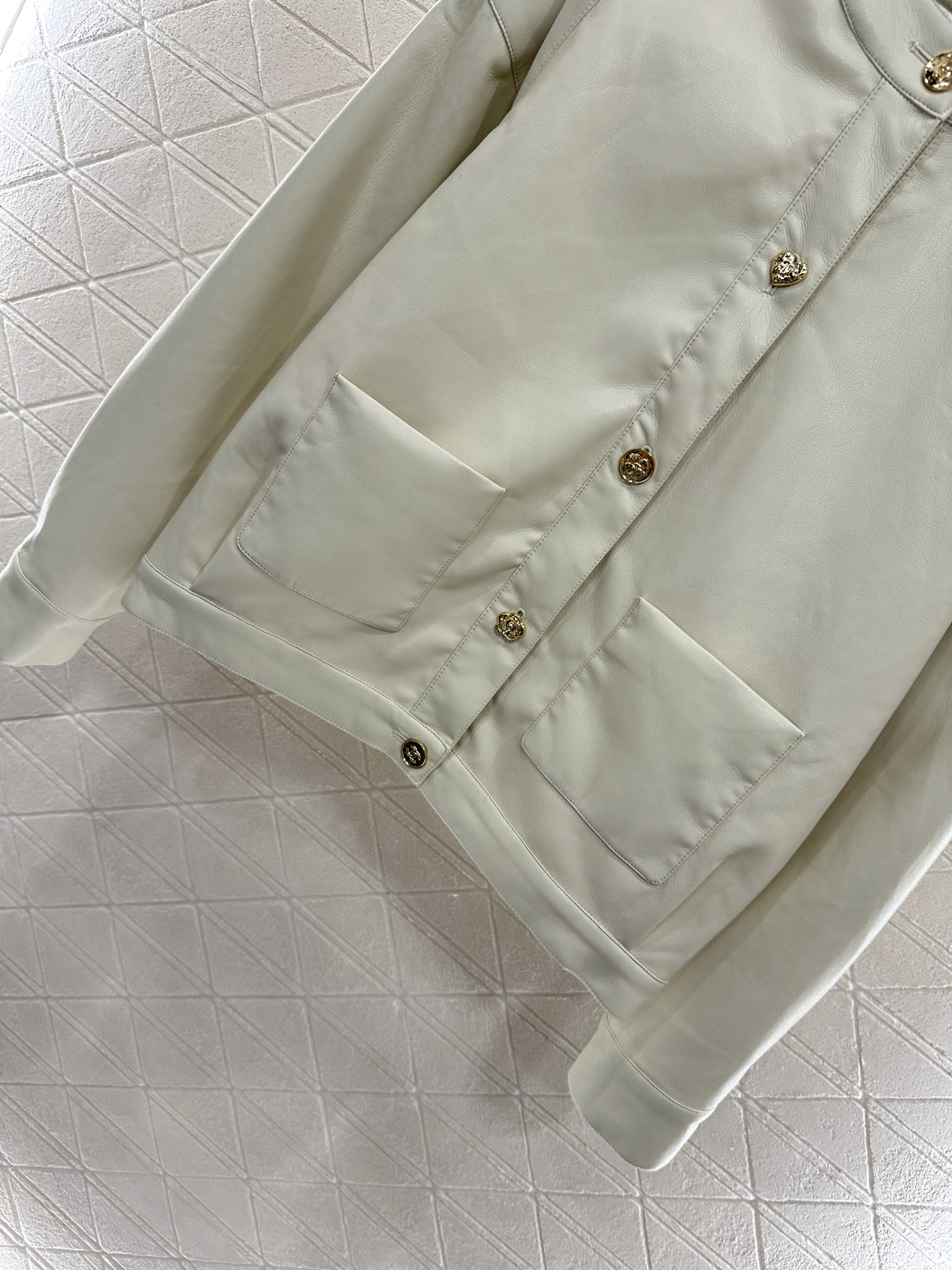 “Chane 2025 Suit Collection: Leather Jacket and Pants with Custom YB Import Material” - 图片 4