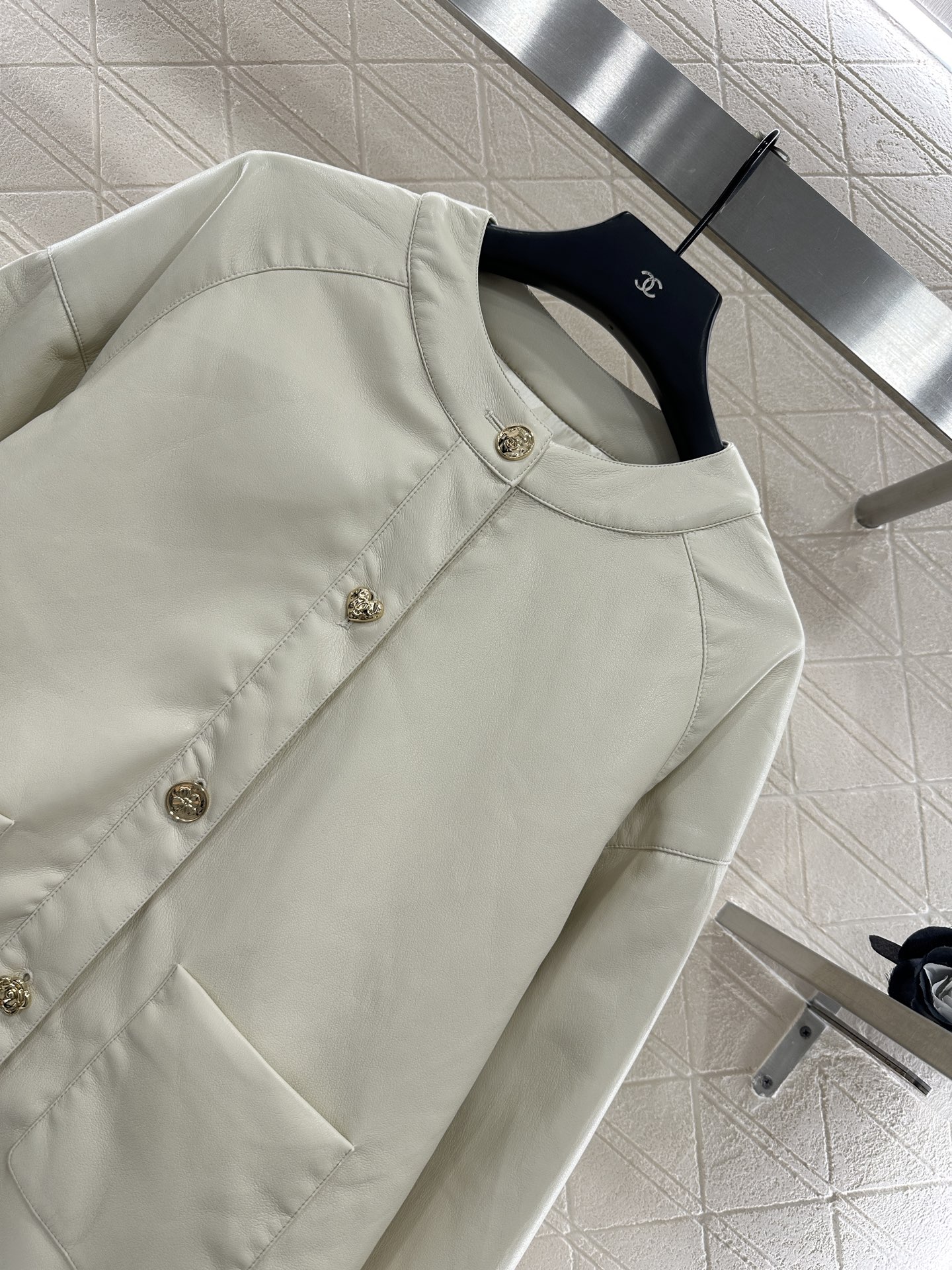 “Chane 2025 Suit Collection: Leather Jacket and Pants with Custom YB Import Material” - 图片 3