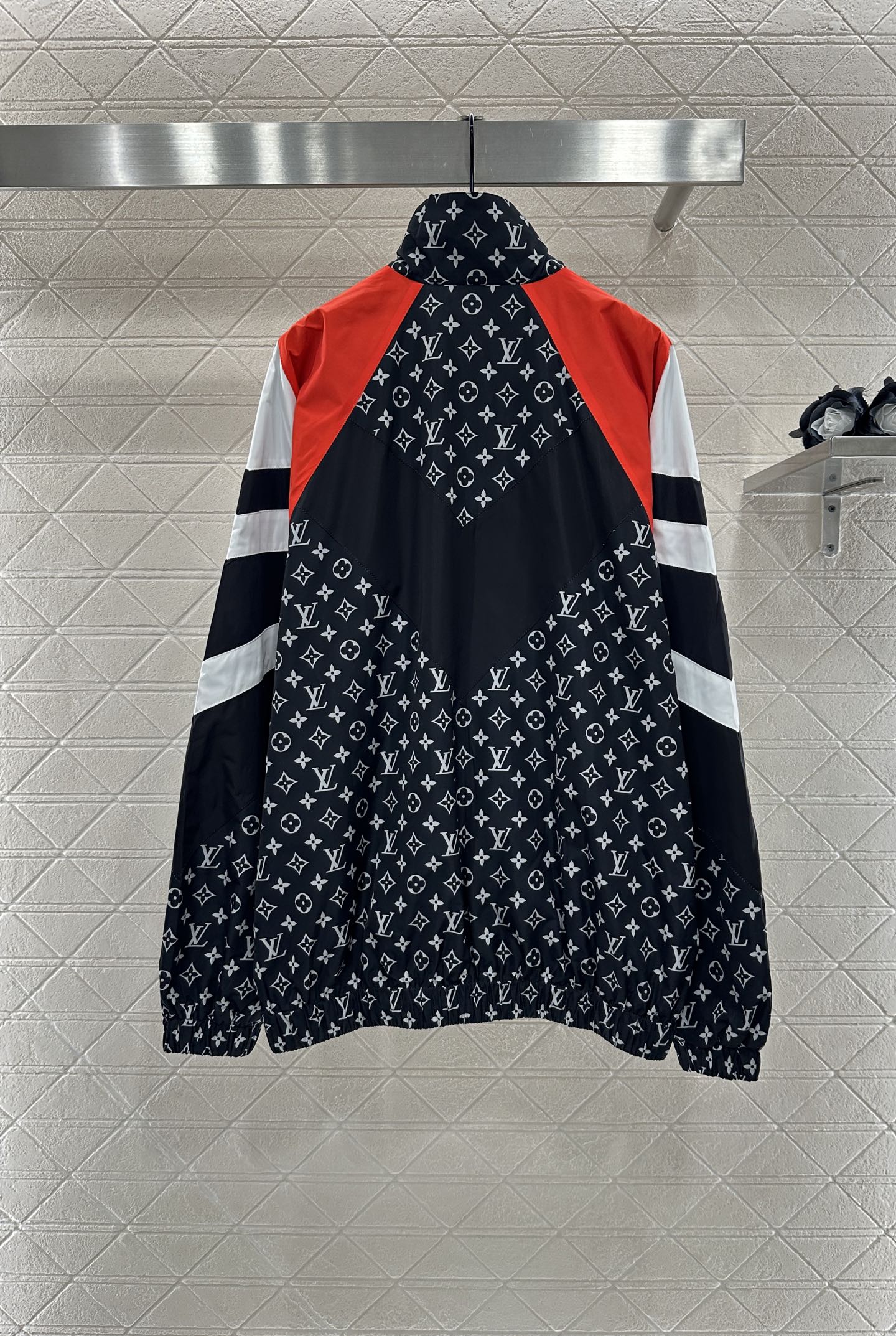 Louis Vuitton 2025 new product: P720 hooded jacket for women, high-quality nylon material, air-comfort, customizable. - 图片 2