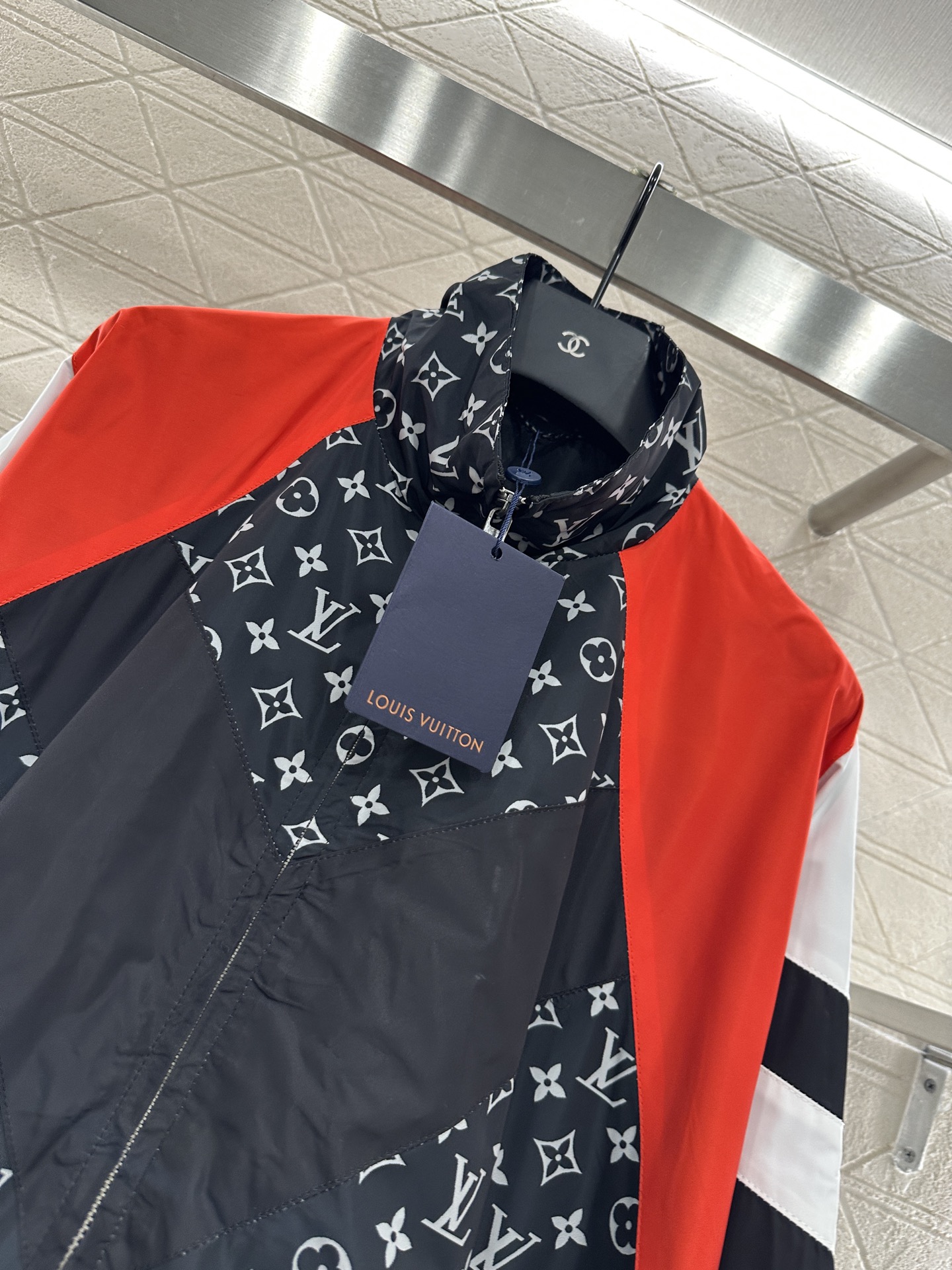 Louis Vuitton 2025 new product: P720 hooded jacket for women, high-quality nylon material, air-comfort, customizable. - 图片 3