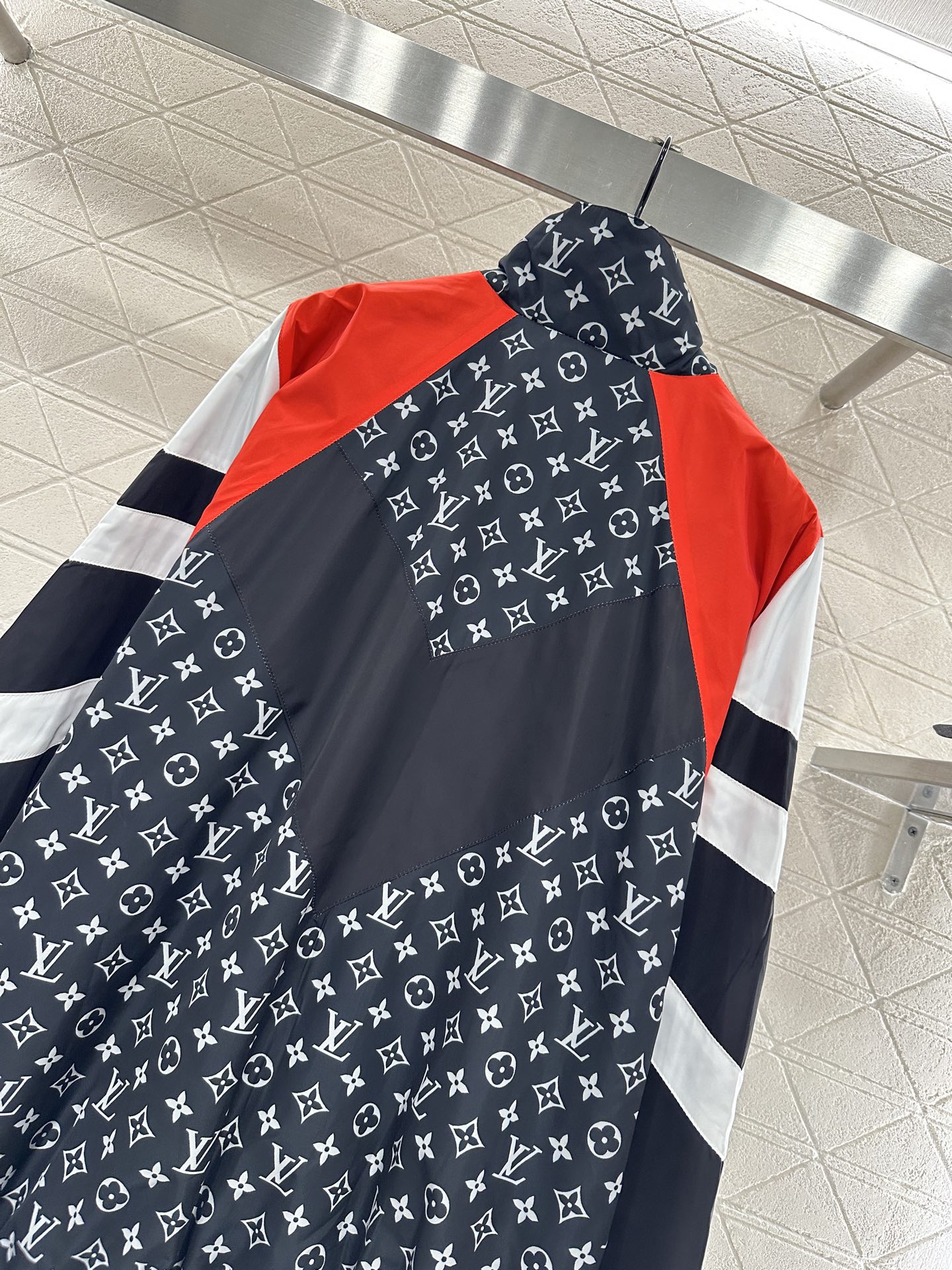Louis Vuitton 2025 new product: P720 hooded jacket for women, high-quality nylon material, air-comfort, customizable. - 图片 4
