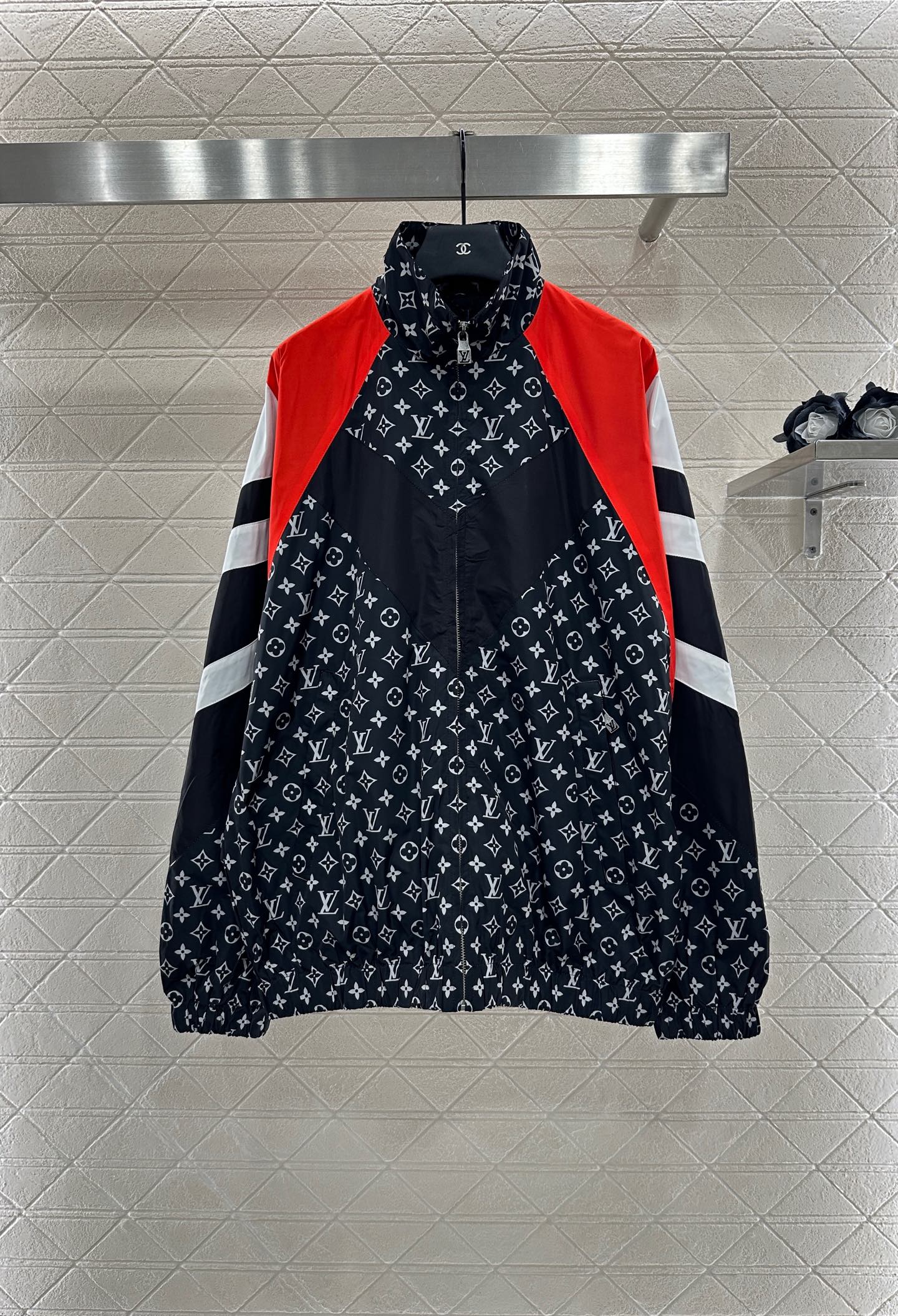 Louis Vuitton 2025 new product: P720 hooded jacket for women, high-quality nylon material, air-comfort, customizable. - 图片 1