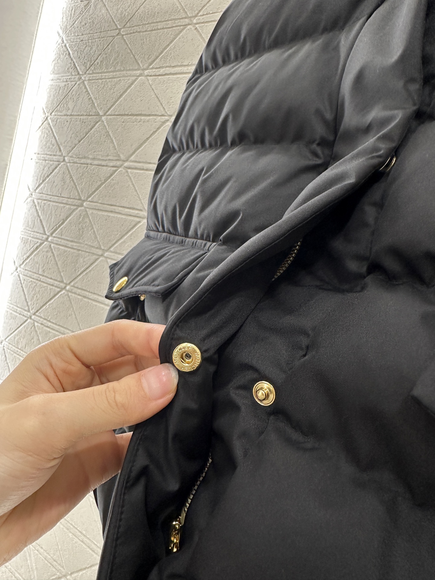 ♥Moncle*♥2025新品上架
        立领羽绒马甲
定制YB防风防水尼龙材质 白鹅绒填充内