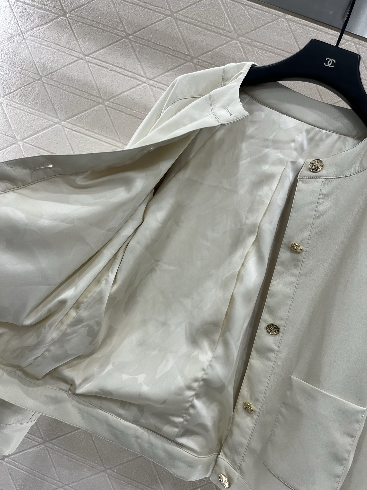 “Chane 2025 Suit Collection: Leather Jacket and Pants with Custom YB Import Material” - 图片 6