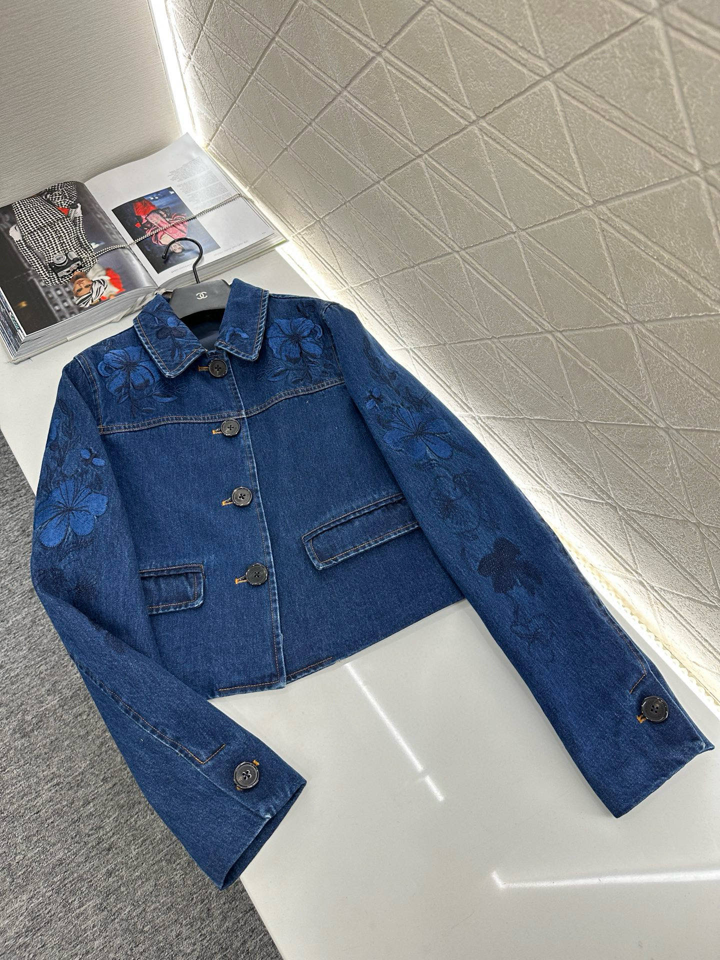 “Customized Gucci-Style Embroidered Cowboy Coat: Detailed Design and High-Quality Craftsmanship” - 图片 1