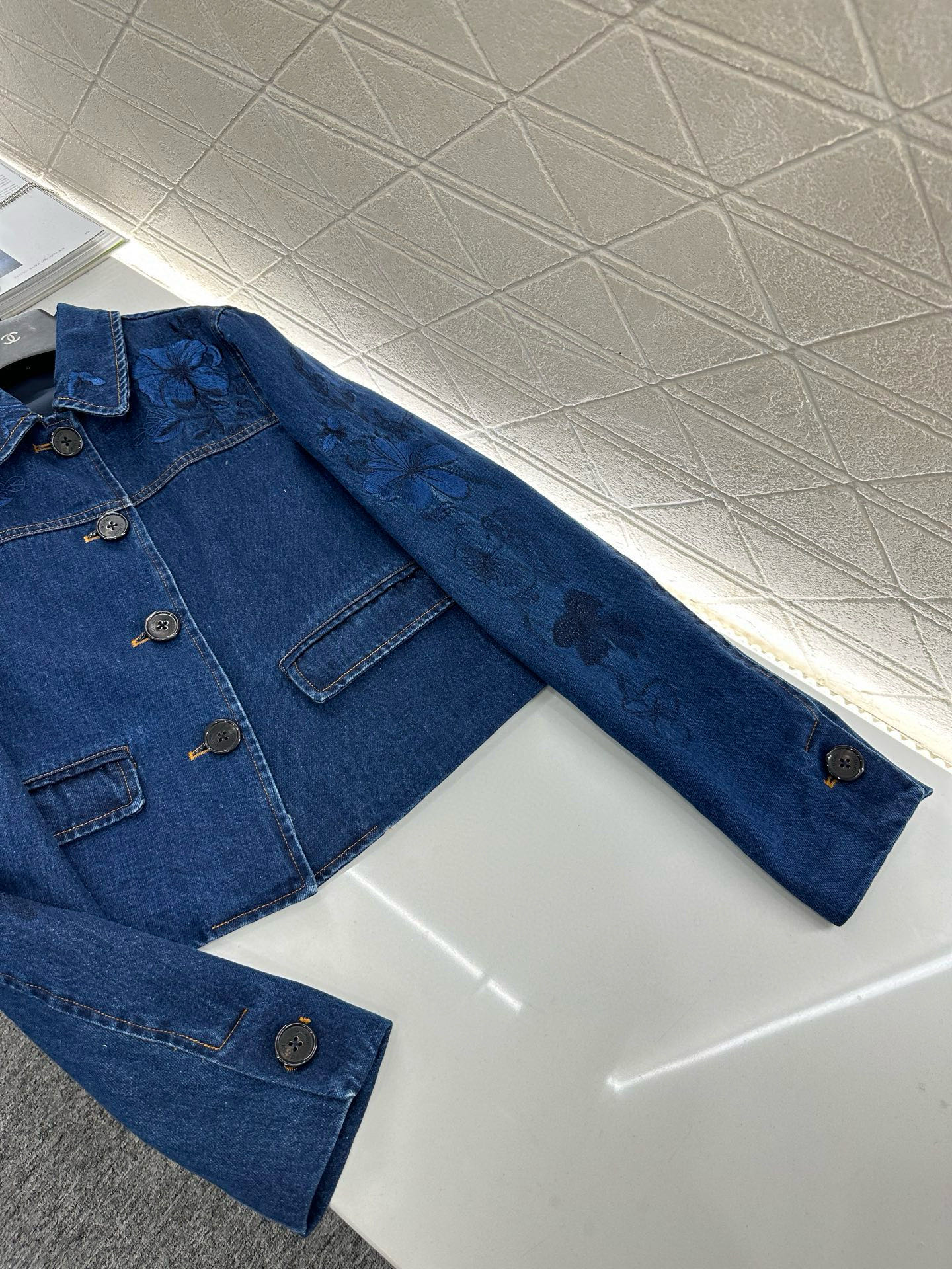 “Customized Gucci-Style Embroidered Cowboy Coat: Detailed Design and High-Quality Craftsmanship” - 图片 4