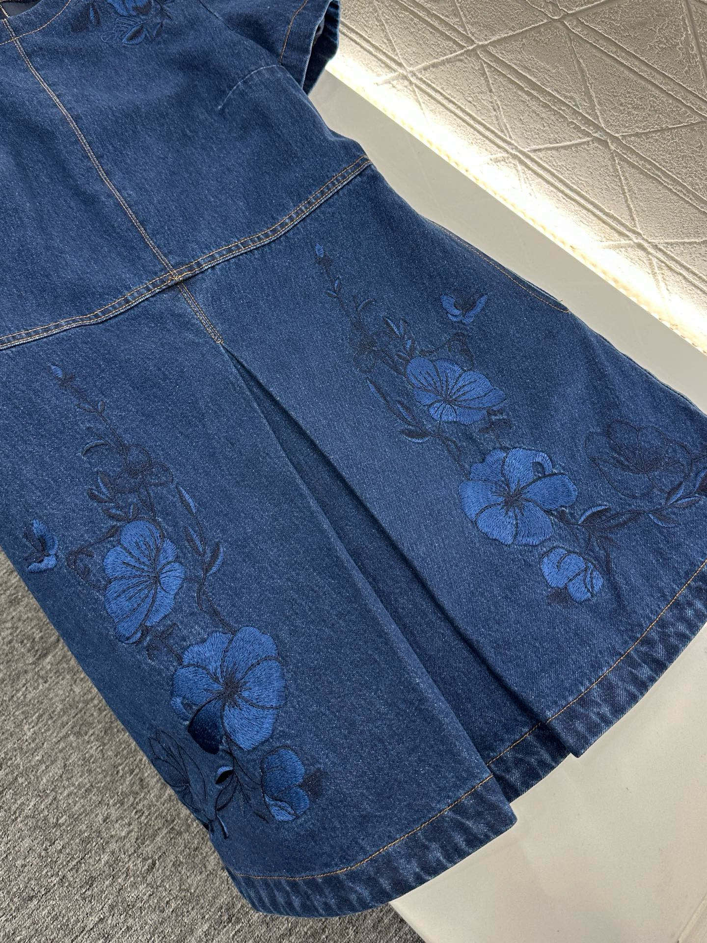 “Customized Gucci-Style Embroidered Cowboy Coat: Detailed Design and High-Quality Craftsmanship” - 图片 7