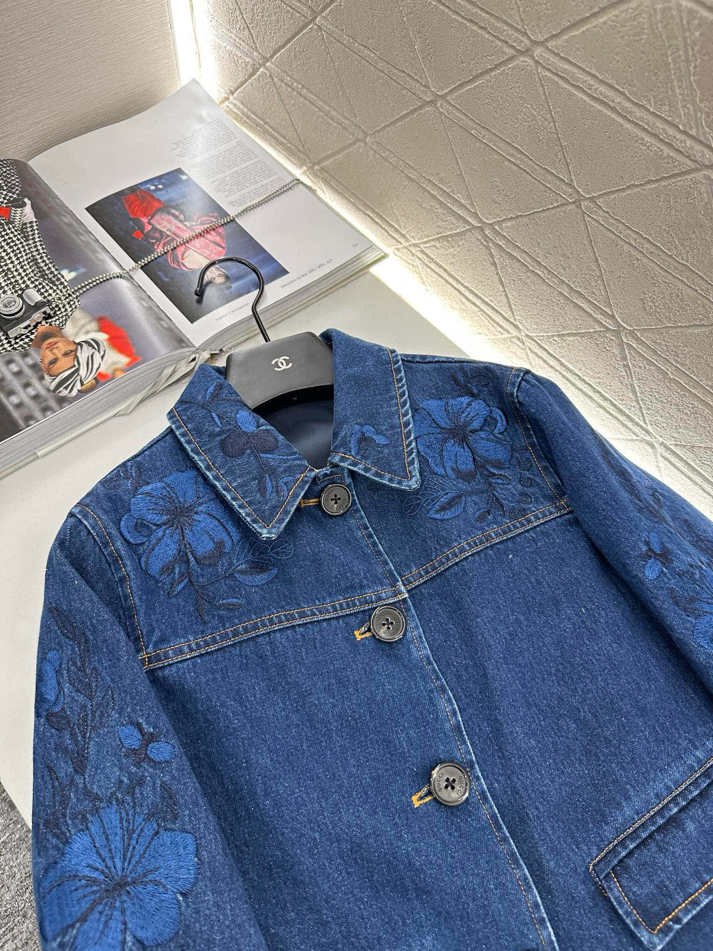 “Customized Gucci-Style Embroidered Cowboy Coat: Detailed Design and High-Quality Craftsmanship” - 图片 3