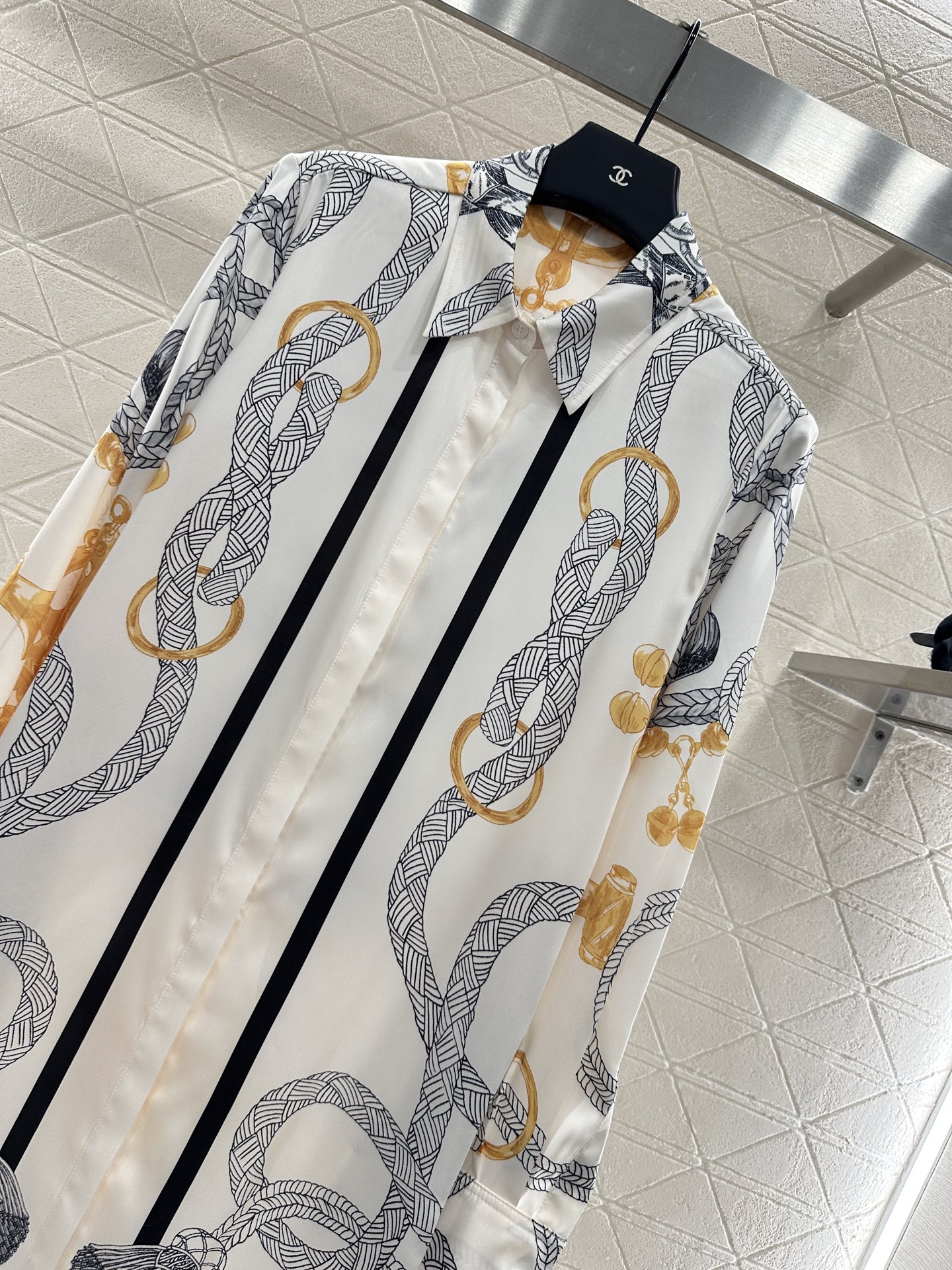 “Women’s Suit with Packing: Customizable, High-Quality, Two-Colored SMLL, Fine Reading” - 图片 4