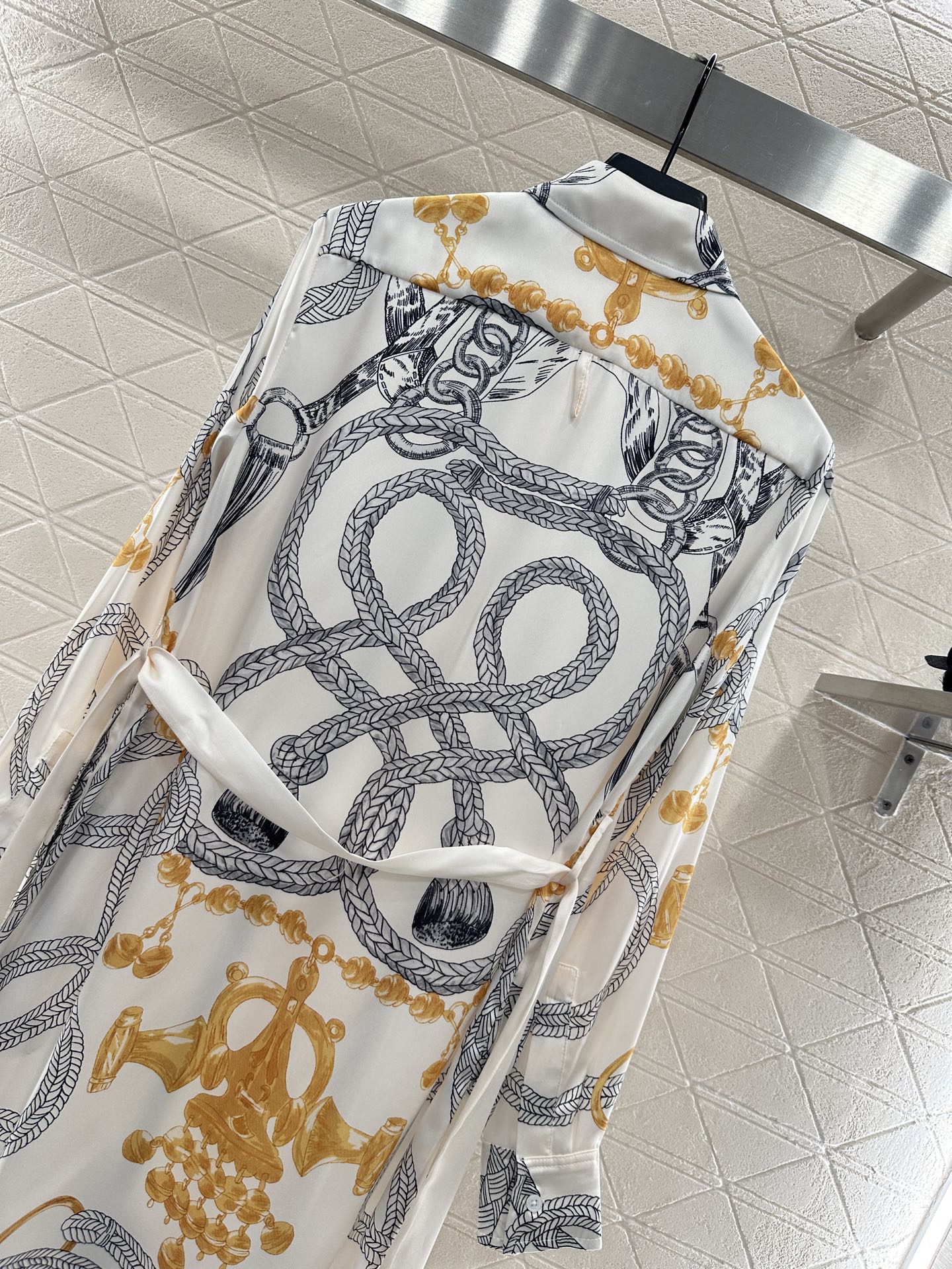 “Women’s Suit with Packing: Customizable, High-Quality, Two-Colored SMLL, Fine Reading” - 图片 5