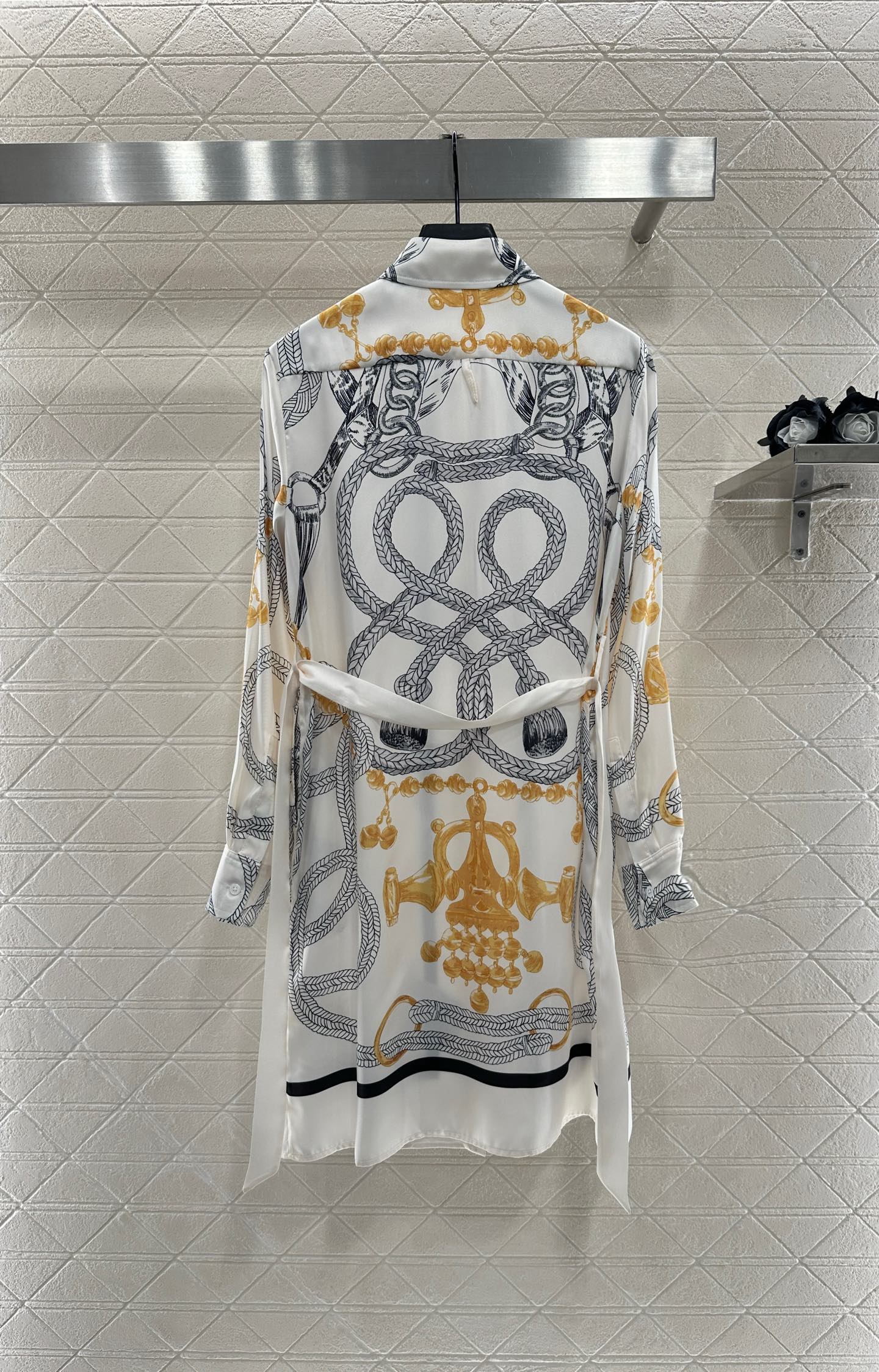 “Women’s Suit with Packing: Customizable, High-Quality, Two-Colored SMLL, Fine Reading” - 图片 2