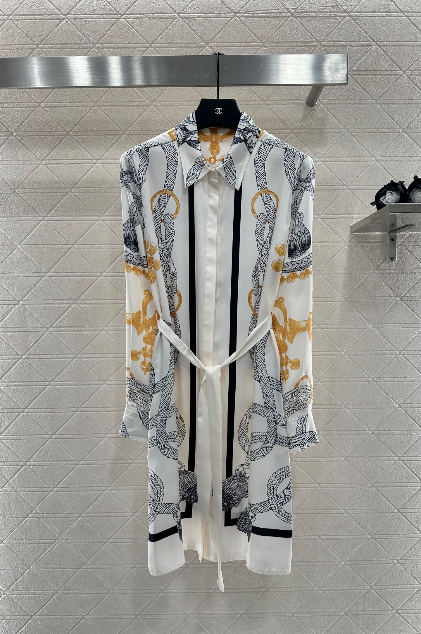 “Women’s Suit with Packing: Customizable, High-Quality, Two-Colored SMLL, Fine Reading” - 图片 3