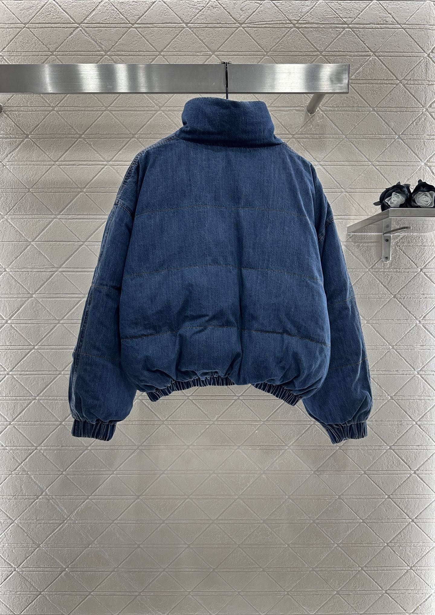 ♥Chane*♥2025新品上架
     牛仔立领按扣羽绒服
定制YB斜纹棉牛仔材质 羽绒填充内里 整