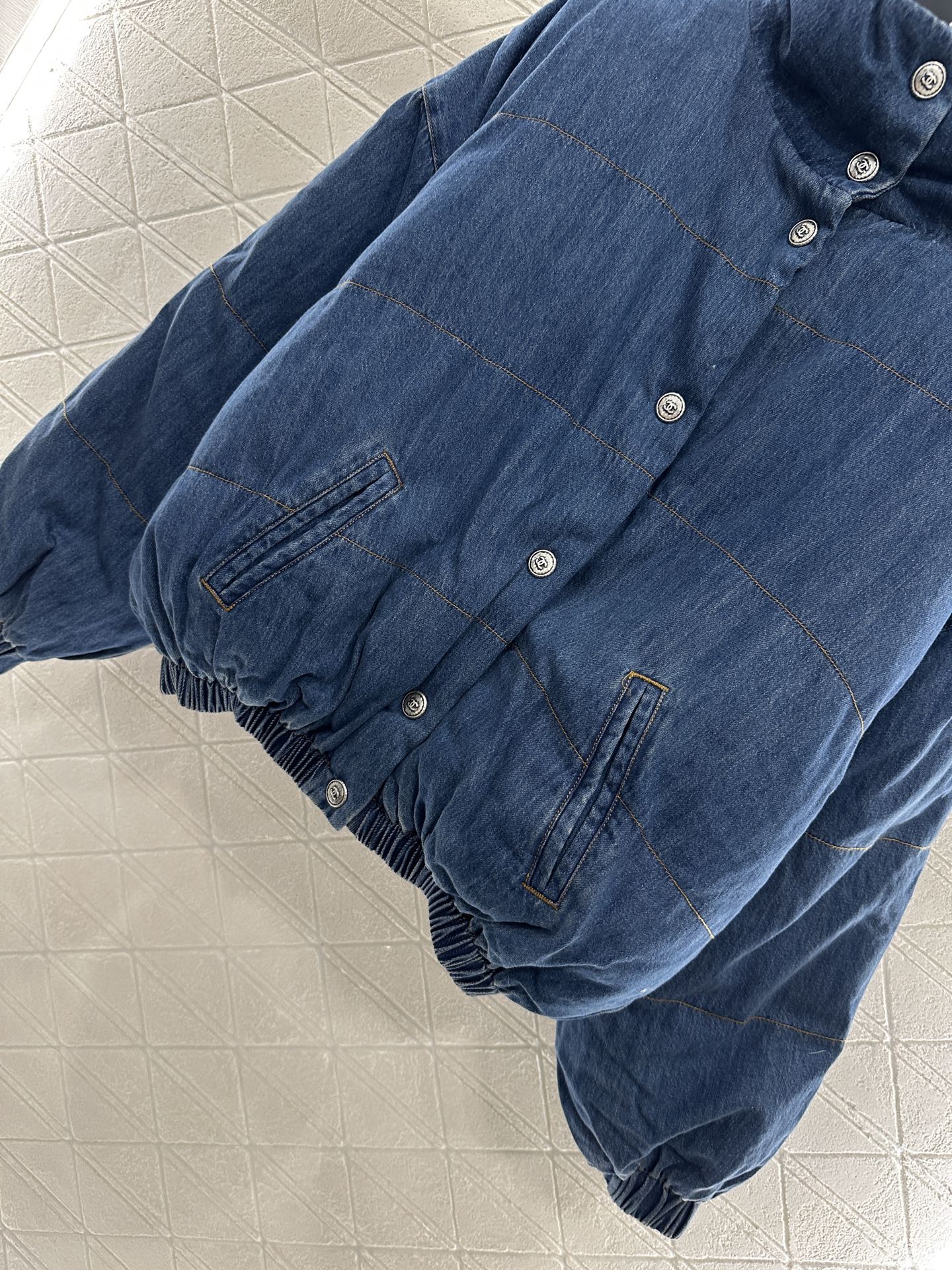 ♥Chane*♥2025新品上架
     牛仔立领按扣羽绒服
定制YB斜纹棉牛仔材质 羽绒填充内里 整