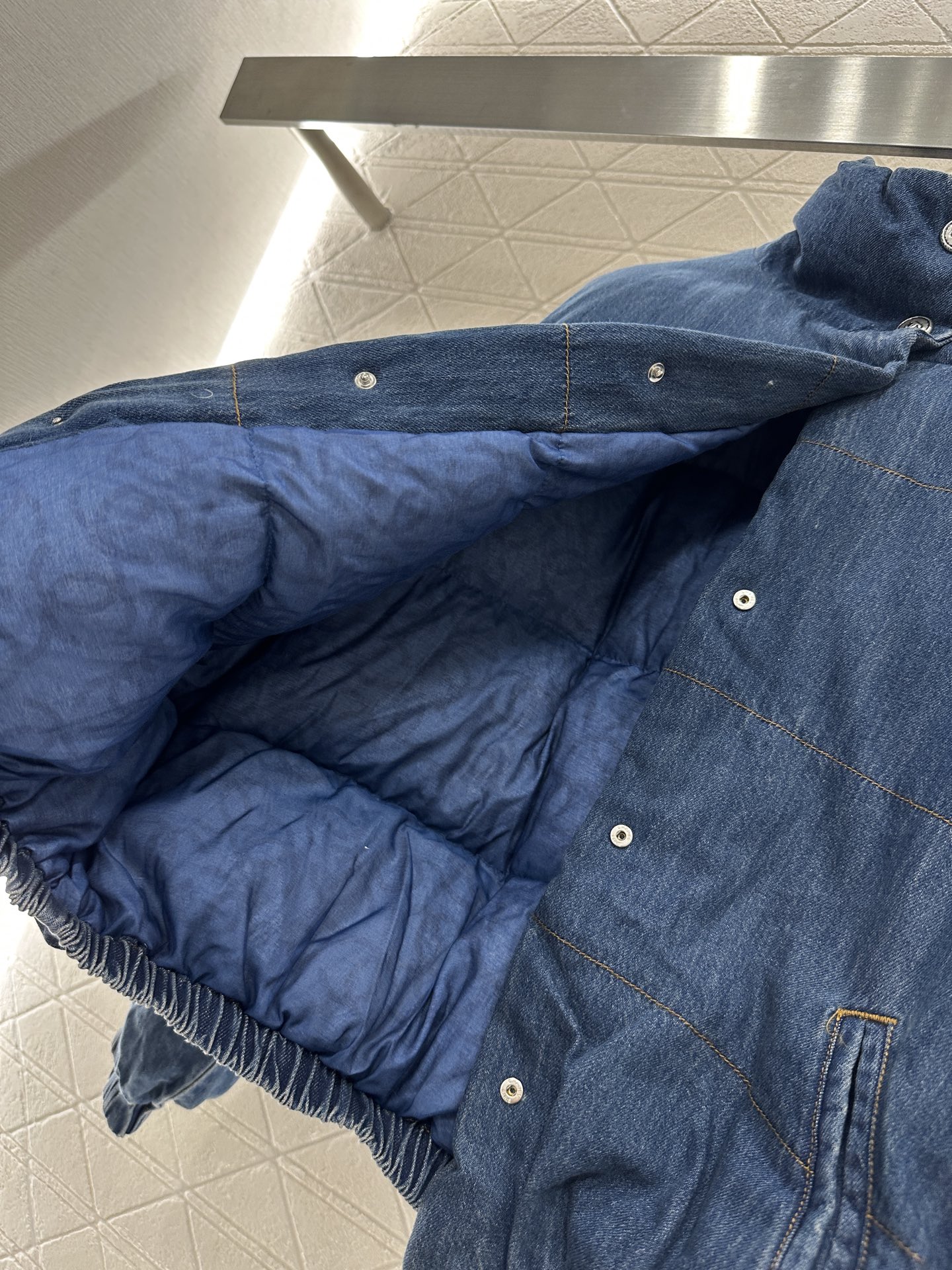 ♥Chane*♥2025新品上架
     牛仔立领按扣羽绒服
定制YB斜纹棉牛仔材质 羽绒填充内里 整