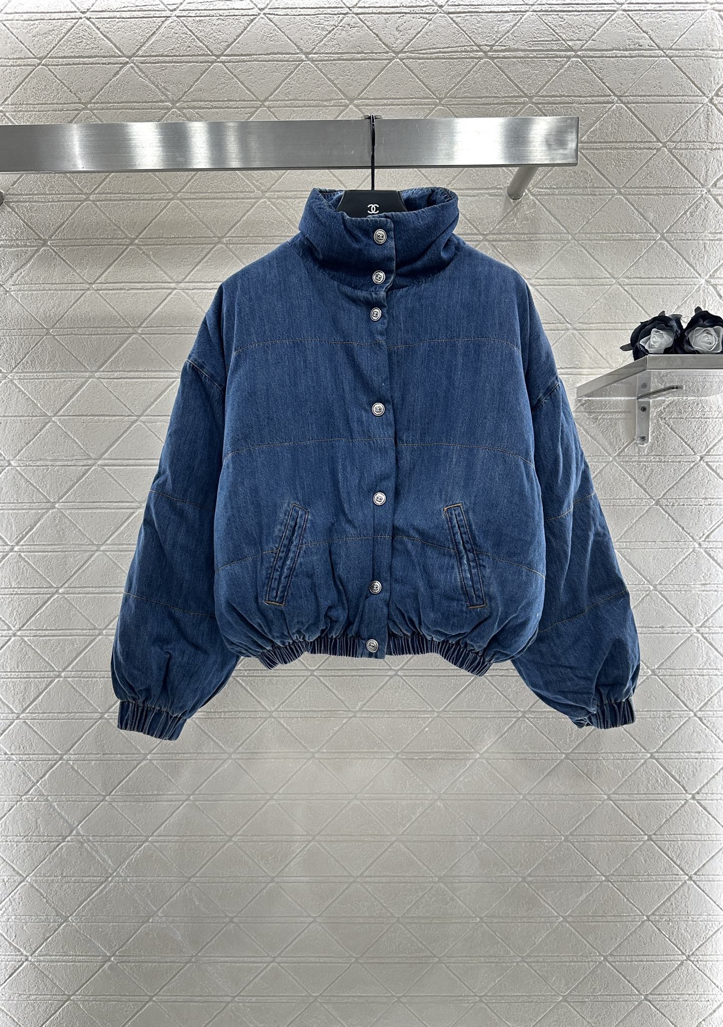 ♥Chane*♥2025新品上架
     牛仔立领按扣羽绒服
定制YB斜纹棉牛仔材质 羽绒填充内里 整