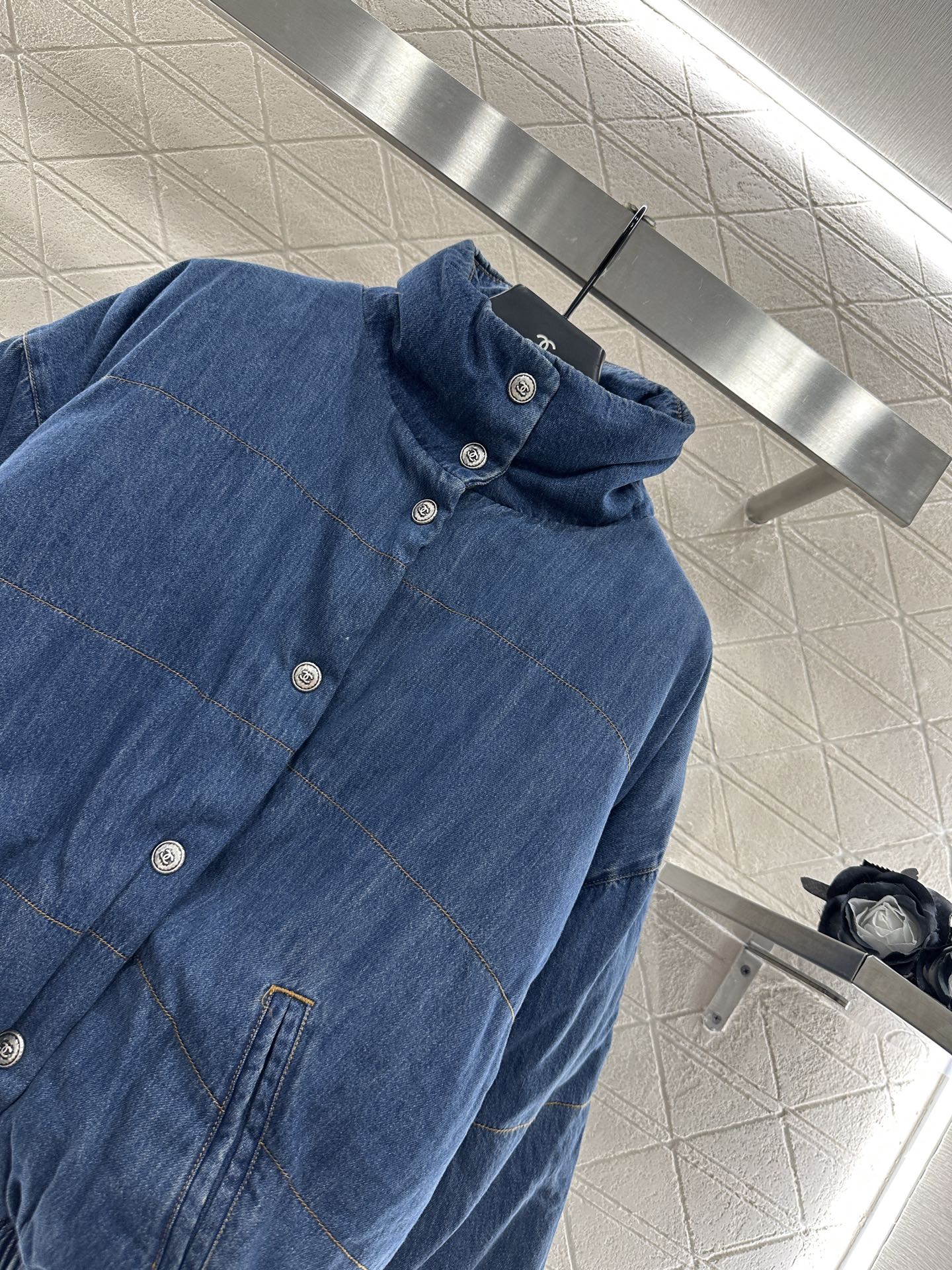♥Chane*♥2025新品上架
     牛仔立领按扣羽绒服
定制YB斜纹棉牛仔材质 羽绒填充内里 整