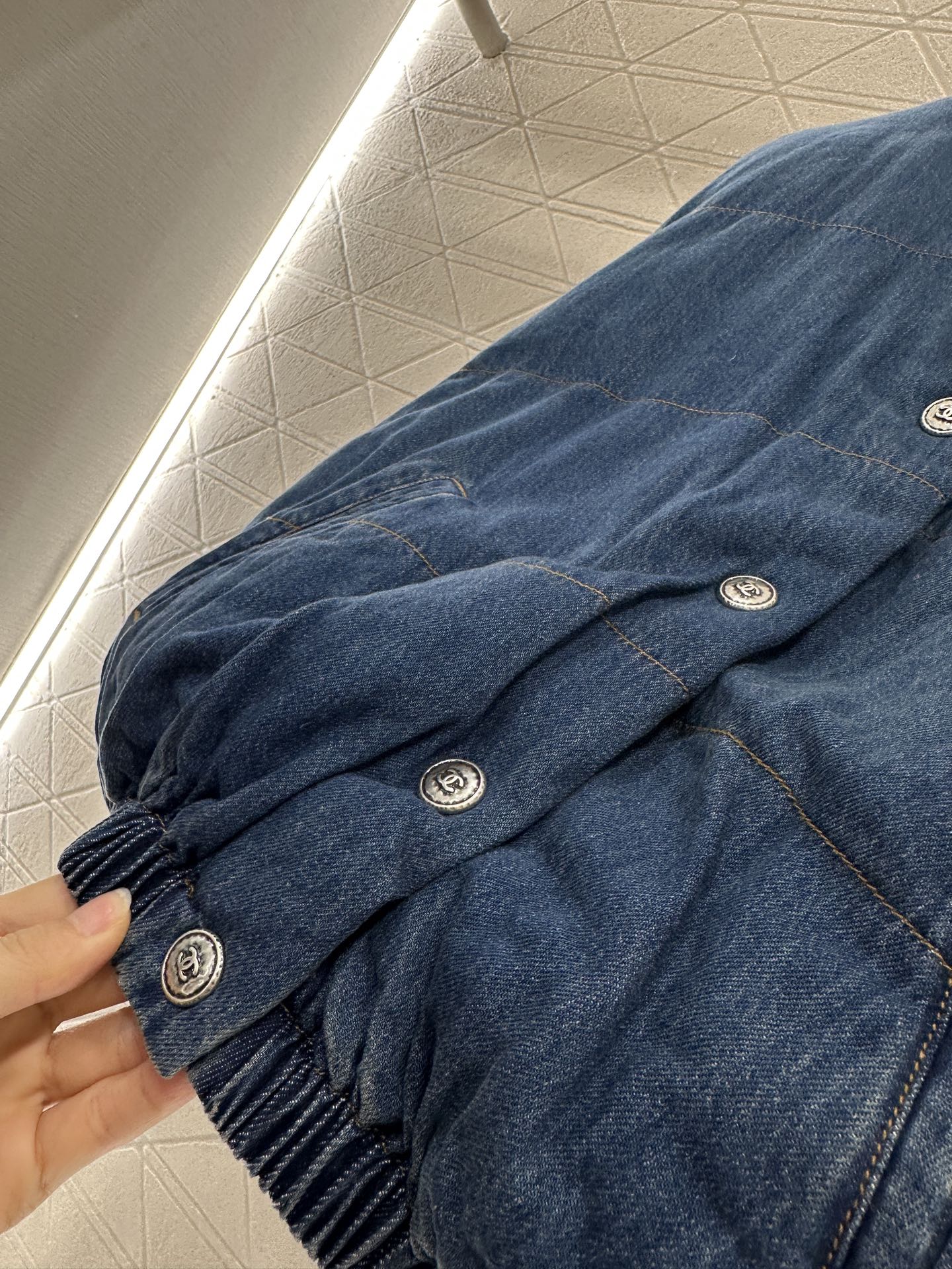 ♥Chane*♥2025新品上架
     牛仔立领按扣羽绒服
定制YB斜纹棉牛仔材质 羽绒填充内里 整