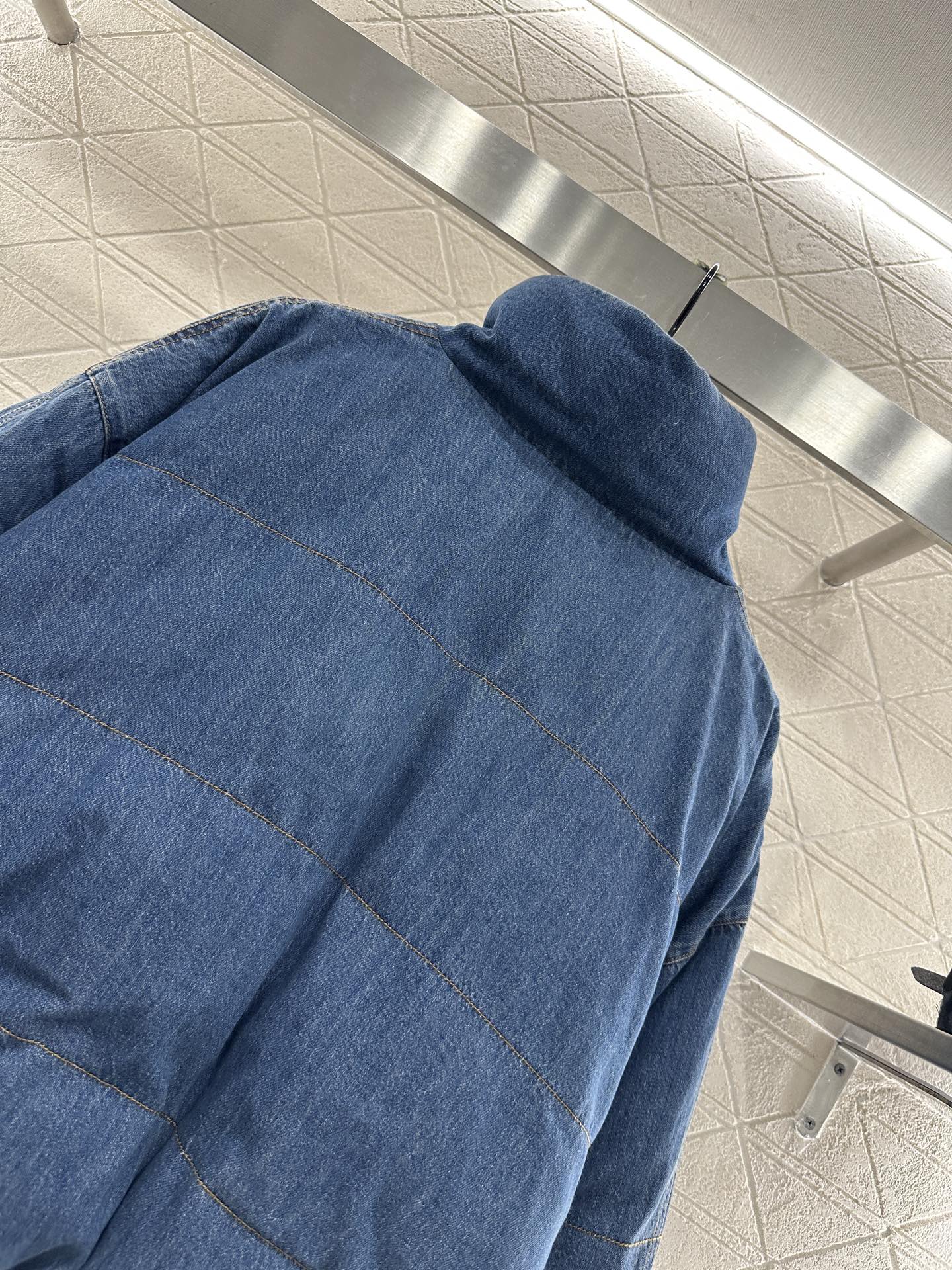 ♥Chane*♥2025新品上架
     牛仔立领按扣羽绒服
定制YB斜纹棉牛仔材质 羽绒填充内里 整