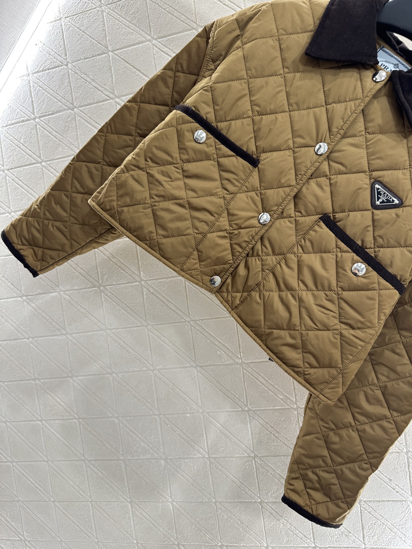 ♥Prad*♥2025新品上架
   灯芯绒领短款棉服外套
定制YB进口防风防水尼龙材质 其工艺还原 升