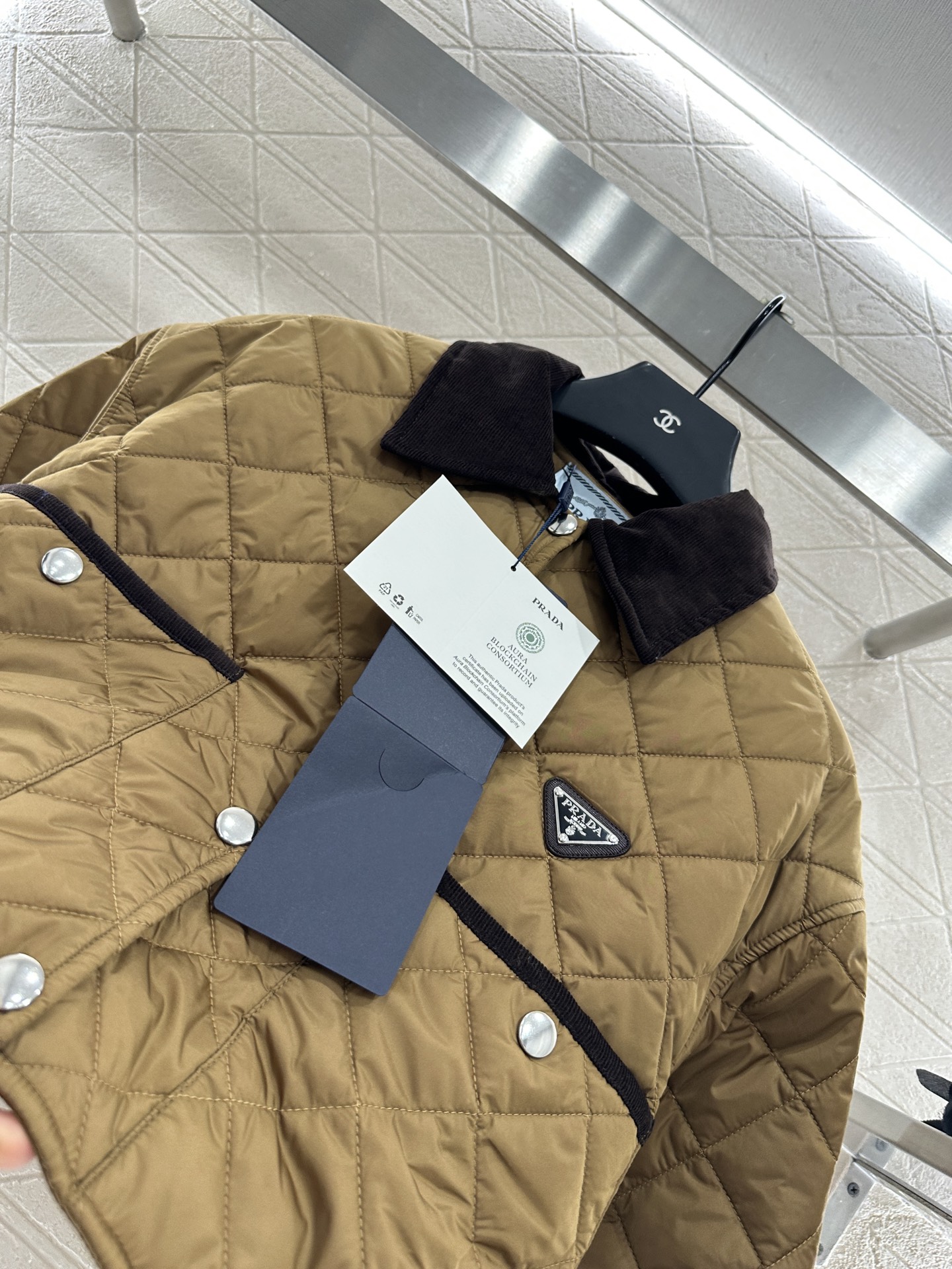 ♥Prad*♥2025新品上架
   灯芯绒领短款棉服外套
定制YB进口防风防水尼龙材质 其工艺还原 升