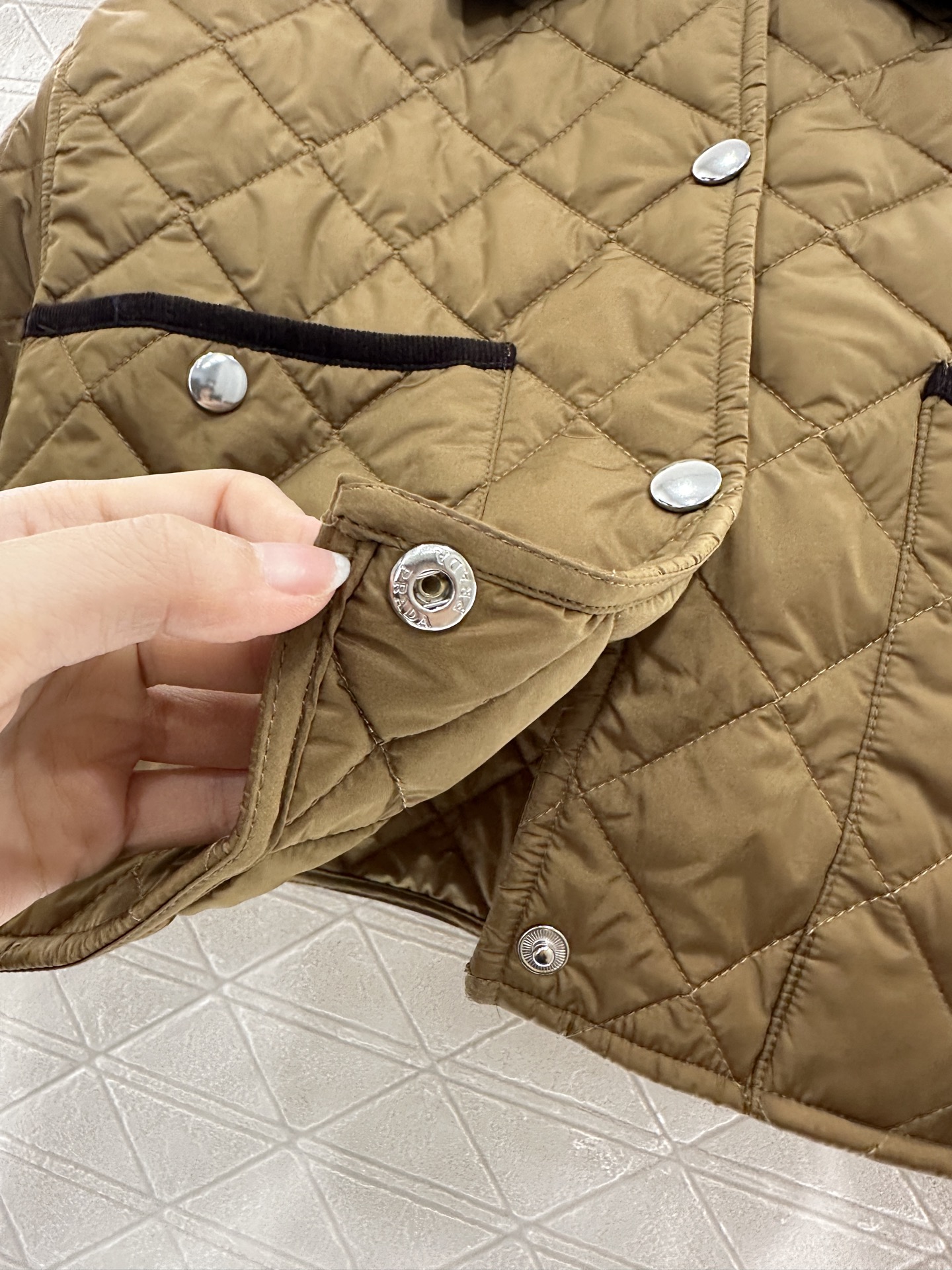 ♥Prad*♥2025新品上架
   灯芯绒领短款棉服外套
定制YB进口防风防水尼龙材质 其工艺还原 升