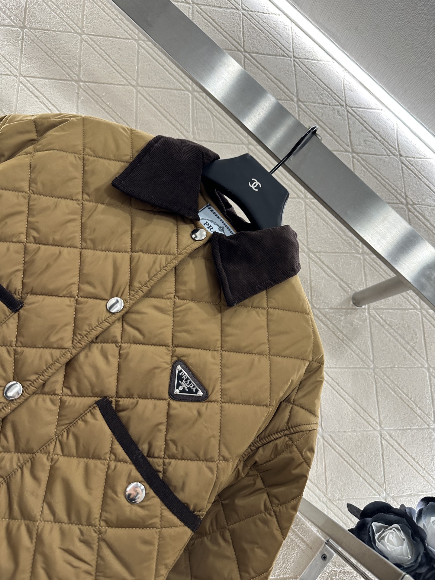 ♥Prad*♥2025新品上架
   灯芯绒领短款棉服外套
定制YB进口防风防水尼龙材质 其工艺还原 升