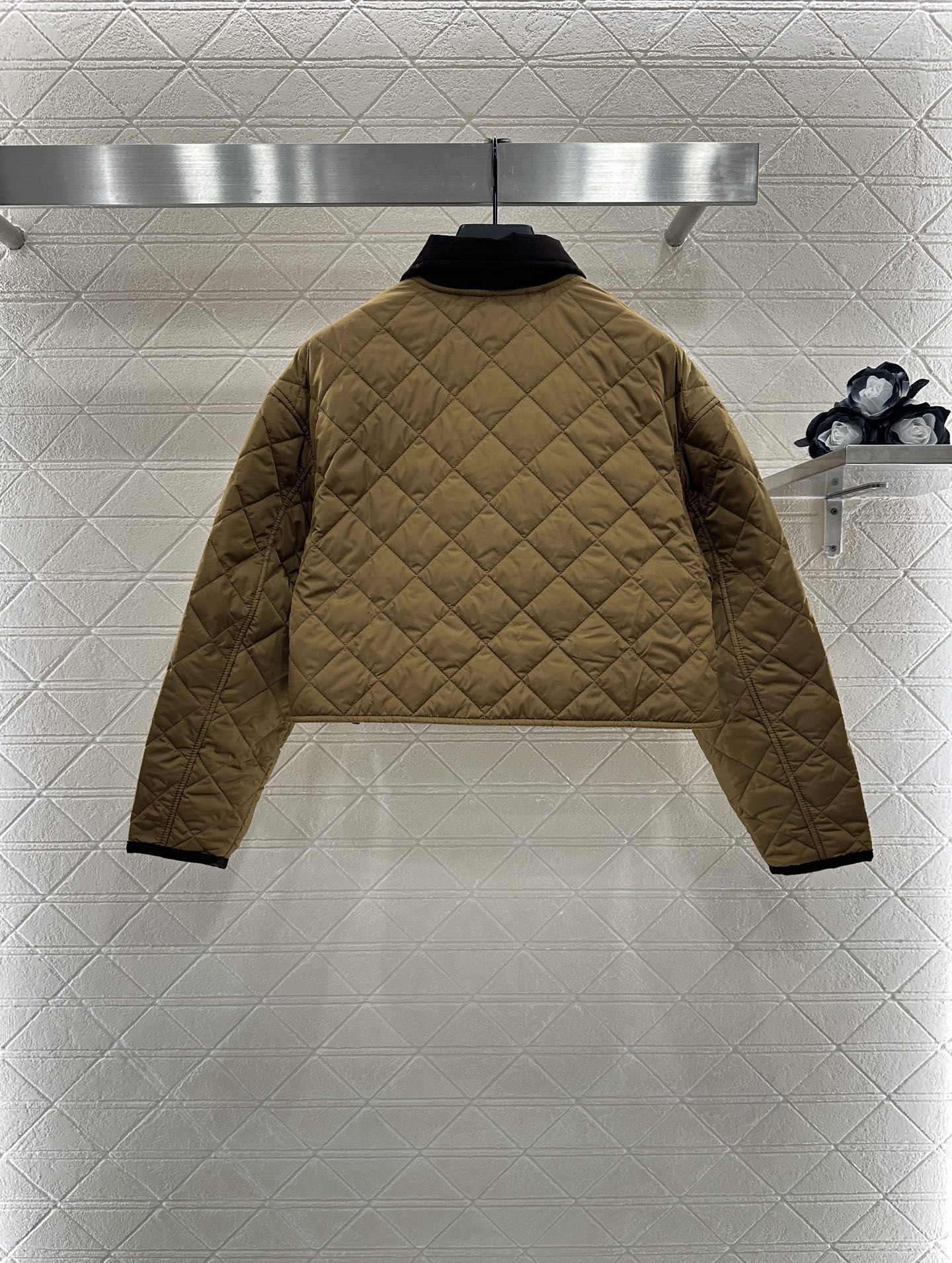 ♥Prad*♥2025新品上架
   灯芯绒领短款棉服外套
定制YB进口防风防水尼龙材质 其工艺还原 升