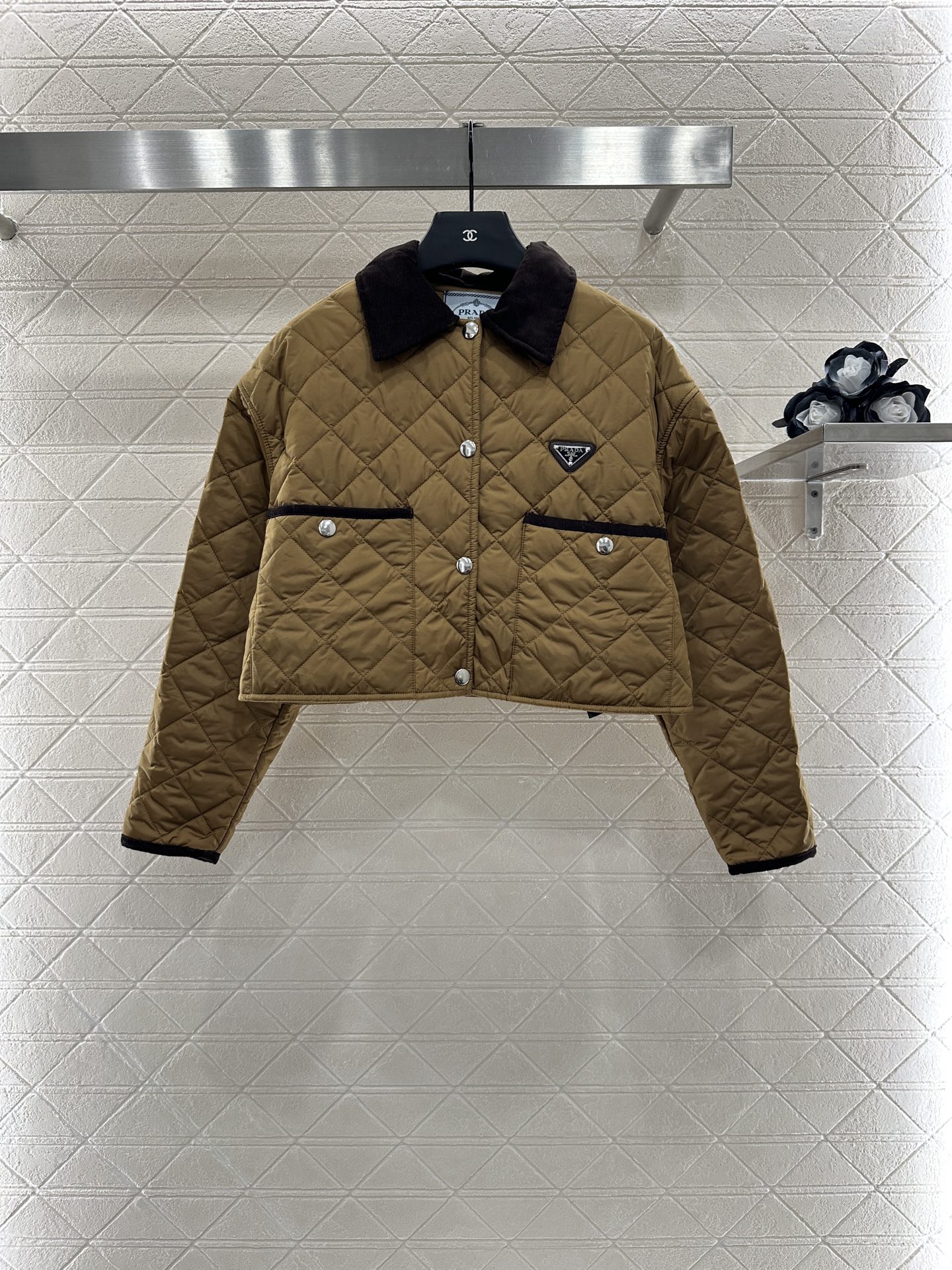 ♥Prad*♥2025新品上架
   灯芯绒领短款棉服外套
定制YB进口防风防水尼龙材质 其工艺还原 升