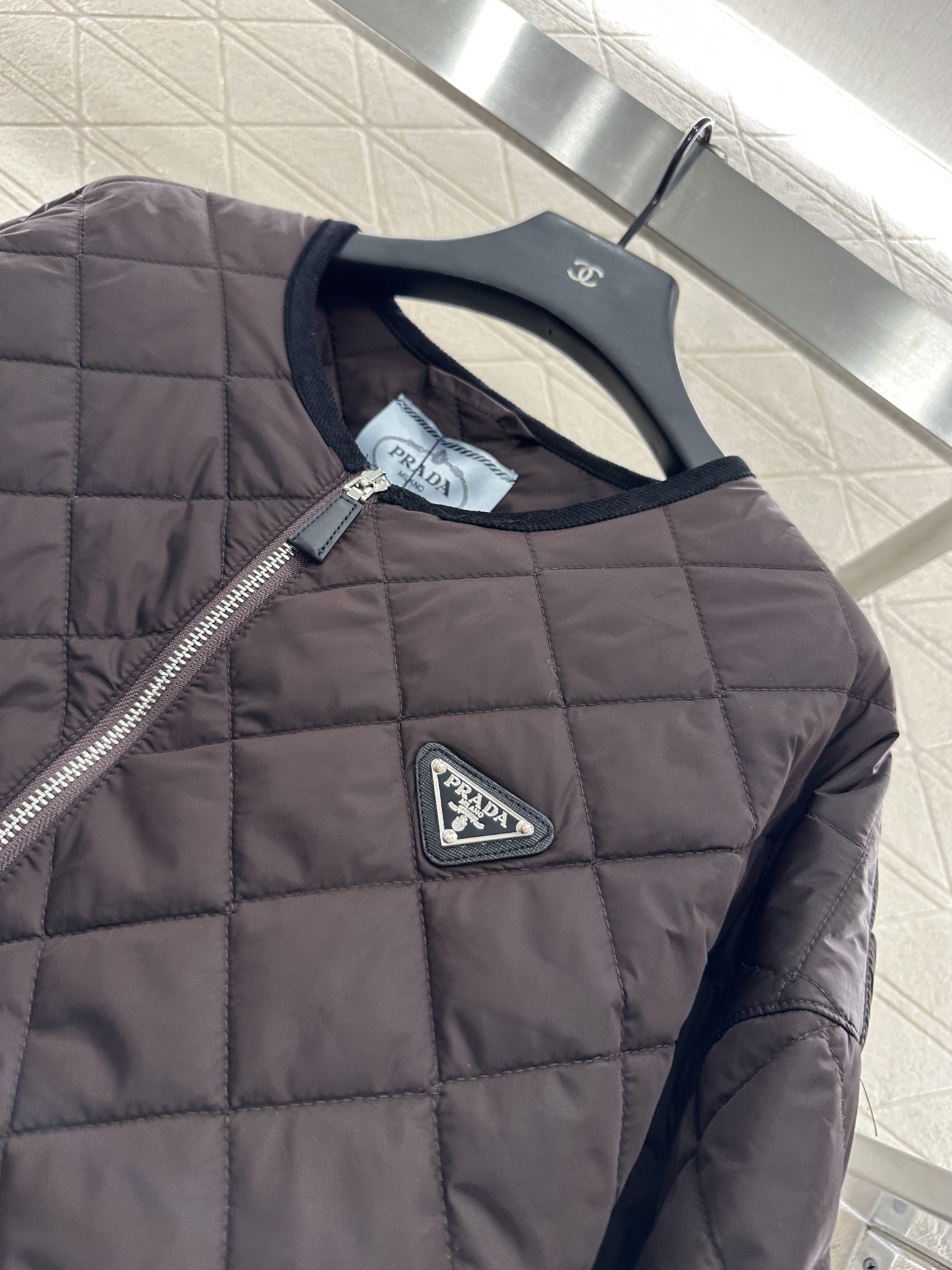 ♥Prad*♥2025新品上架
     菱格圆领羽绒棉服
定制YB进口防风防水尼龙材质 其工艺还原 升
