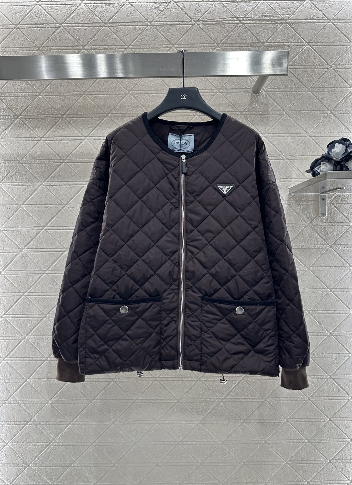 ♥Prad*♥2025新品上架
     菱格圆领羽绒棉服
定制YB进口防风防水尼龙材质 其工艺还原 升