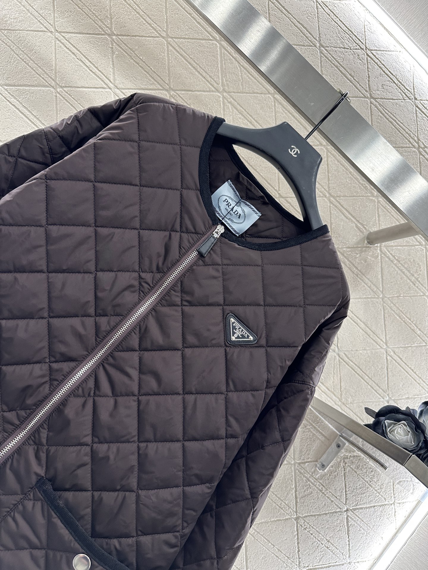 ♥Prad*♥2025新品上架
     菱格圆领羽绒棉服
定制YB进口防风防水尼龙材质 其工艺还原 升