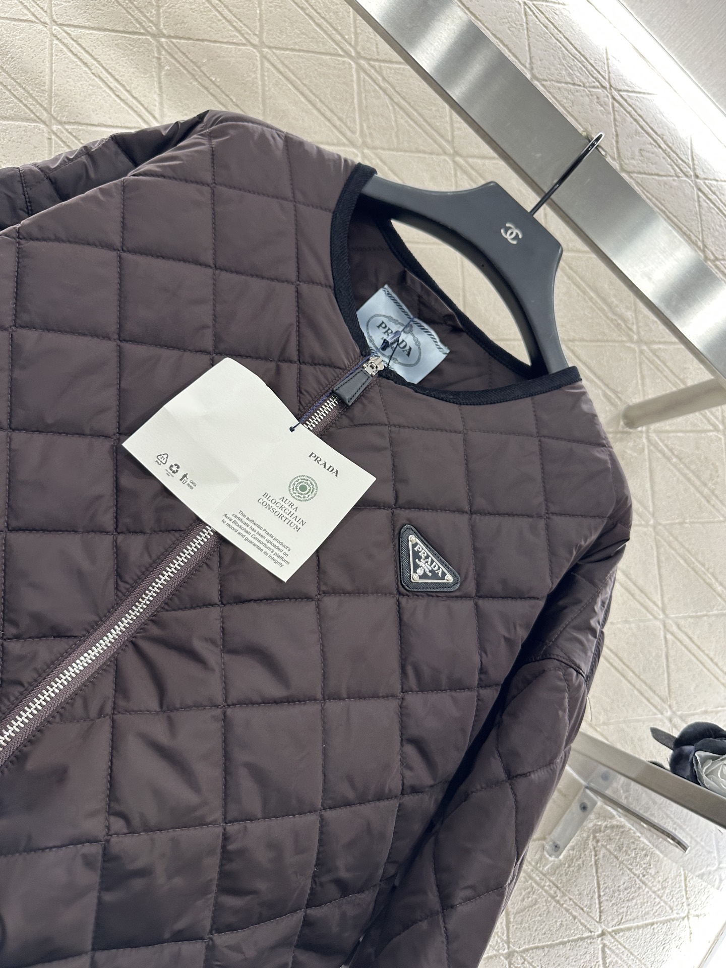 ♥Prad*♥2025新品上架
     菱格圆领羽绒棉服
定制YB进口防风防水尼龙材质 其工艺还原 升