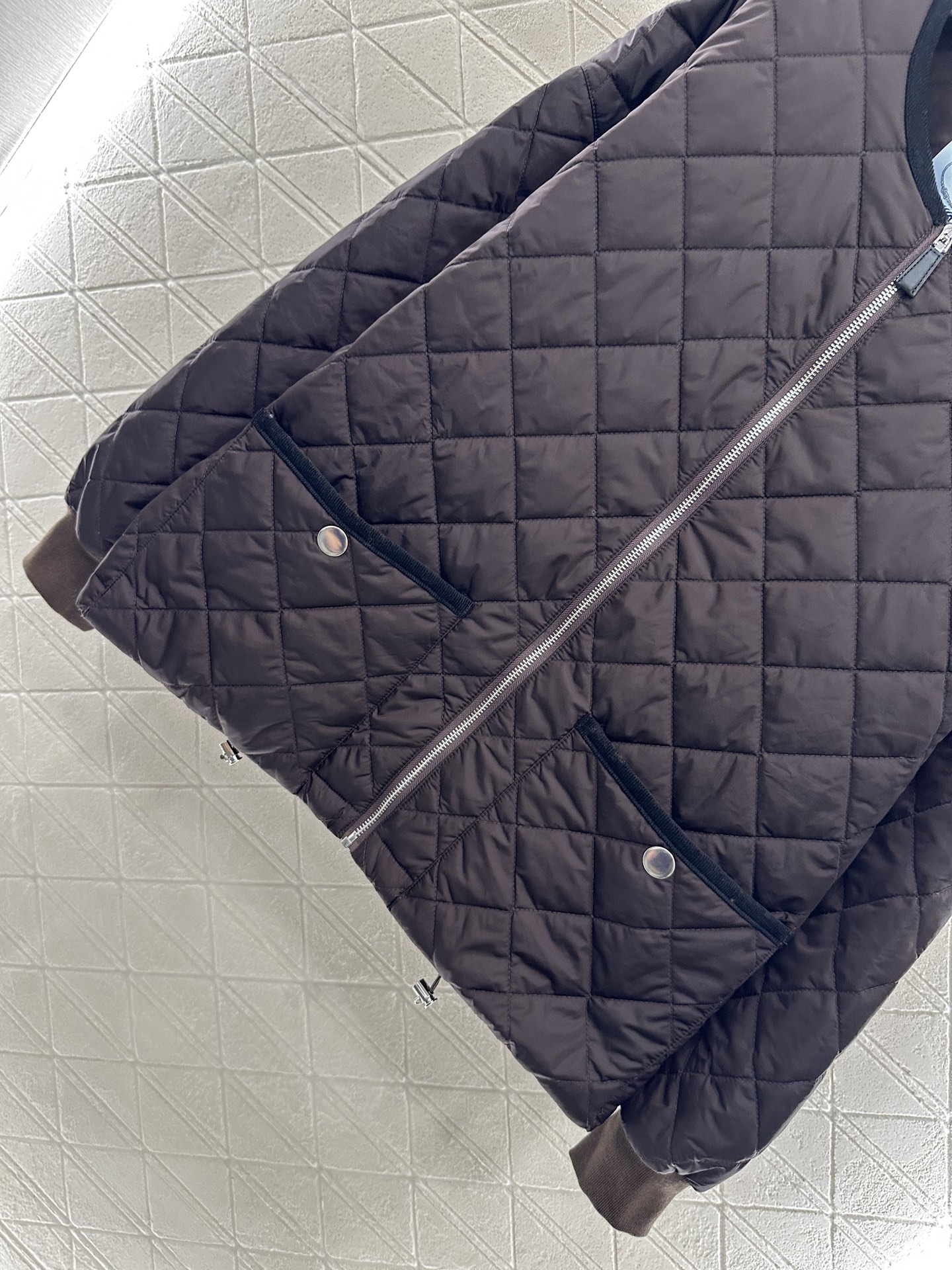 ♥Prad*♥2025新品上架
     菱格圆领羽绒棉服
定制YB进口防风防水尼龙材质 其工艺还原 升