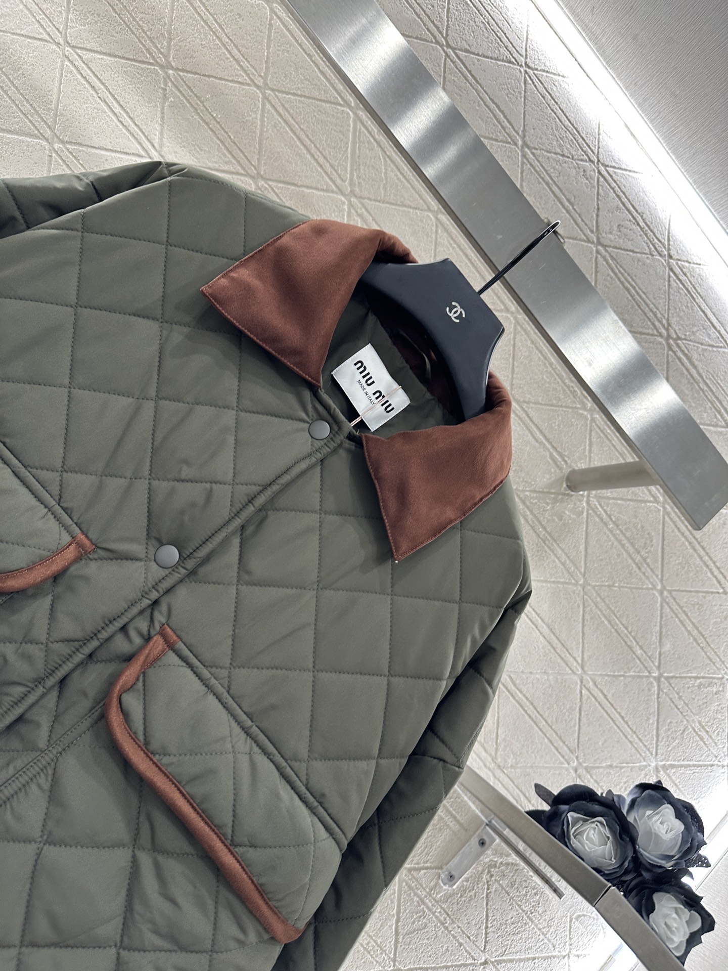 ♥Miumi*♥2025新品上架
      拼皮领羽绒棉服
定制YB进口防风防水尼龙材质 其工艺还原 