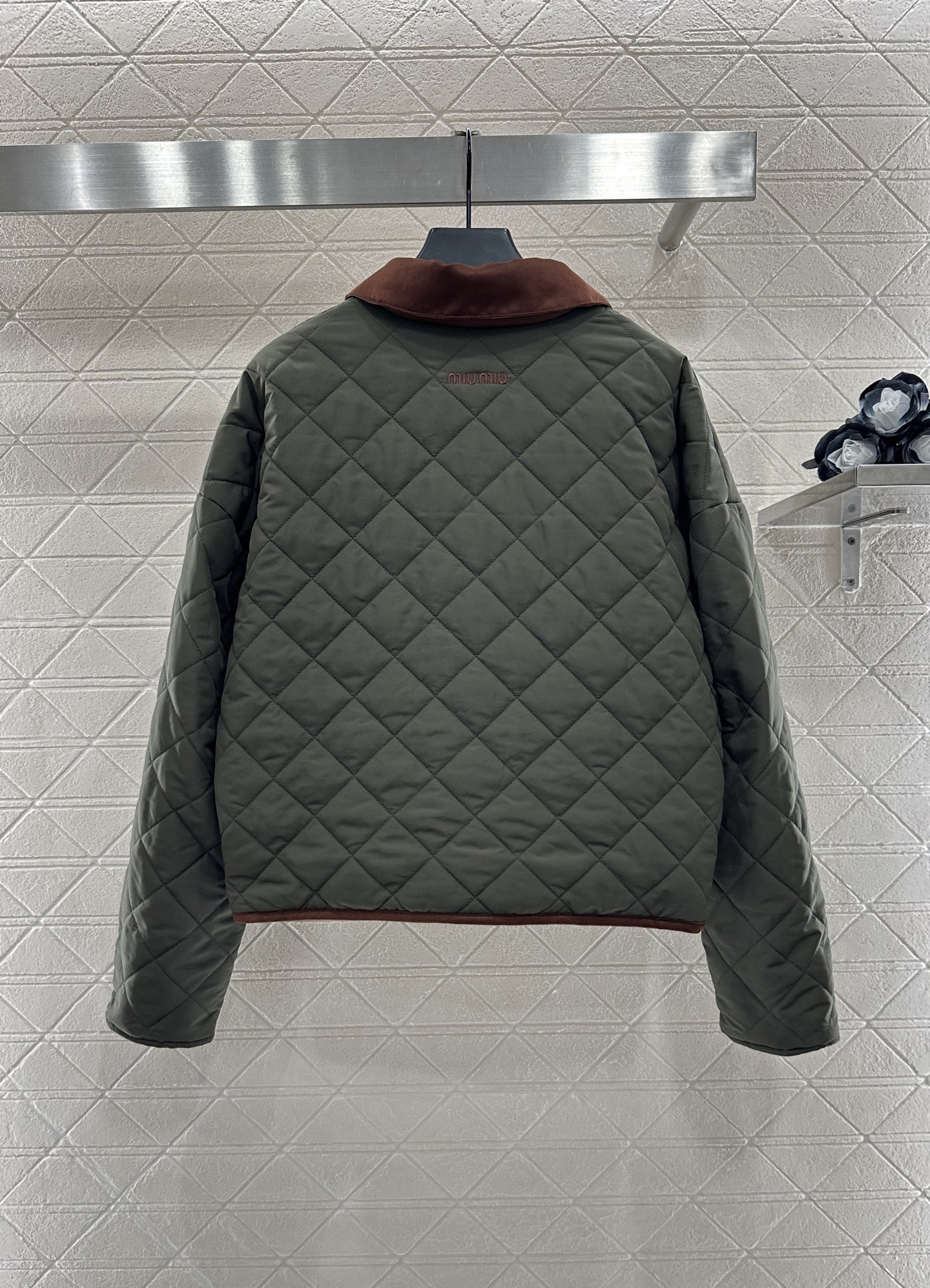 ♥Miumi*♥2025新品上架
      拼皮领羽绒棉服
定制YB进口防风防水尼龙材质 其工艺还原 