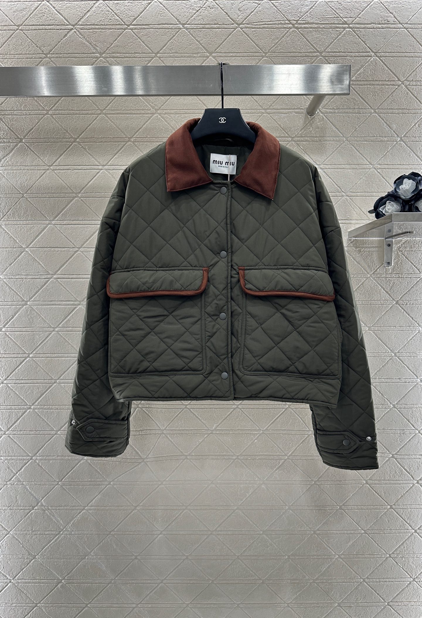 ♥Miumi*♥2025新品上架
      拼皮领羽绒棉服
定制YB进口防风防水尼龙材质 其工艺还原 