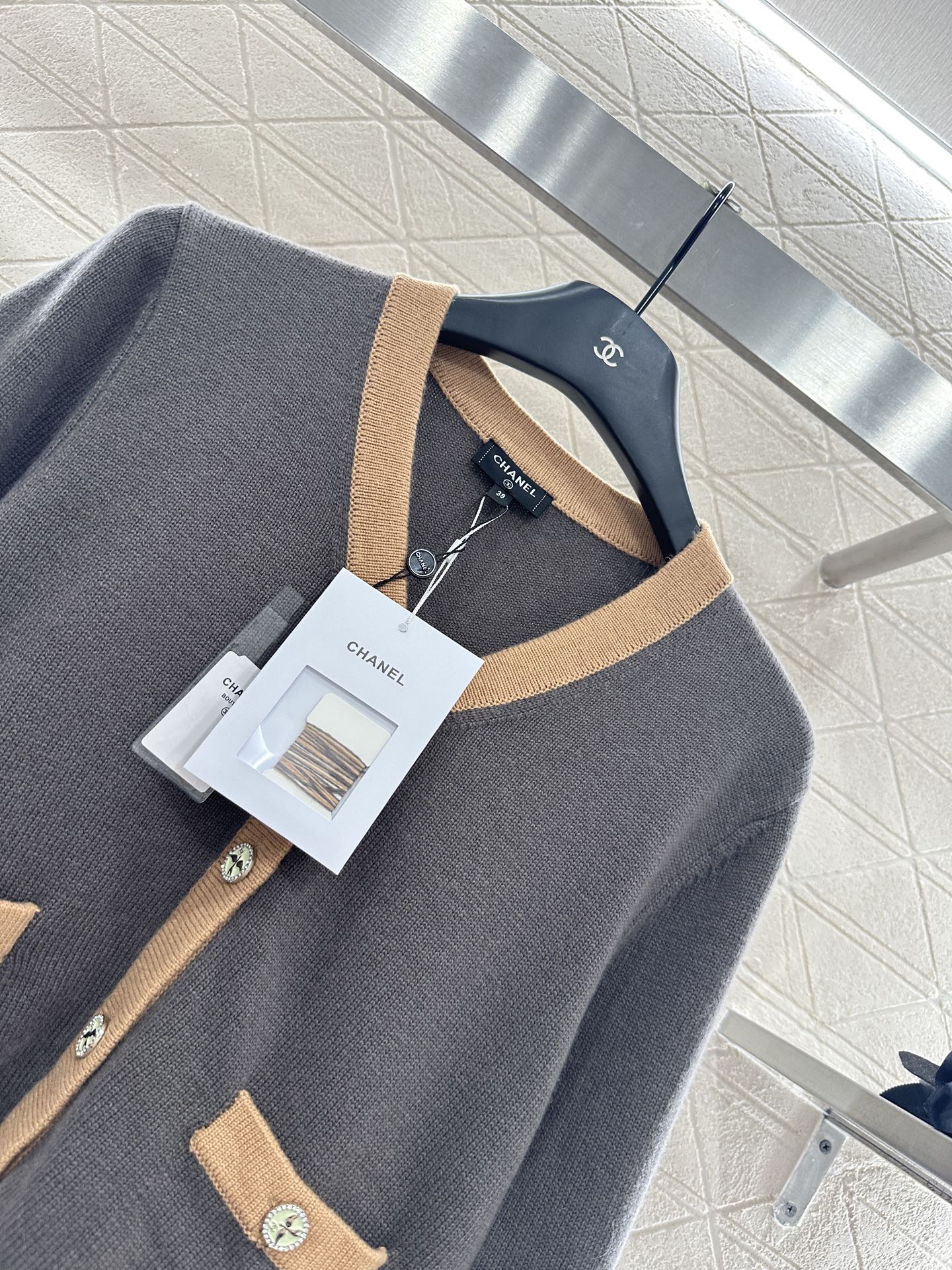 Chanel 2025 New Color Block Knit Cardigan, High-End Wool, Elegant V-Neck 4 i1755783087397 4172 0 2
