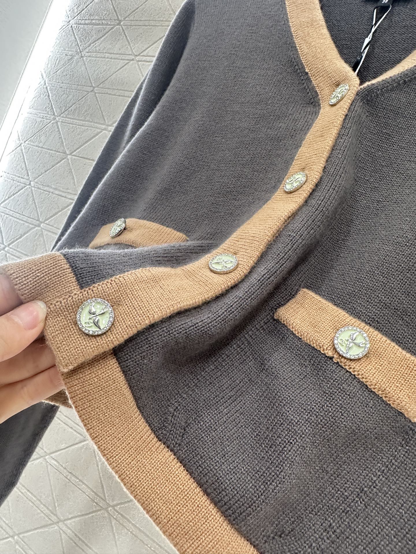 Chanel 2025 New Color Block Knit Cardigan, High-End Wool, Elegant V-Neck 8 i1755783087573 153 0 4