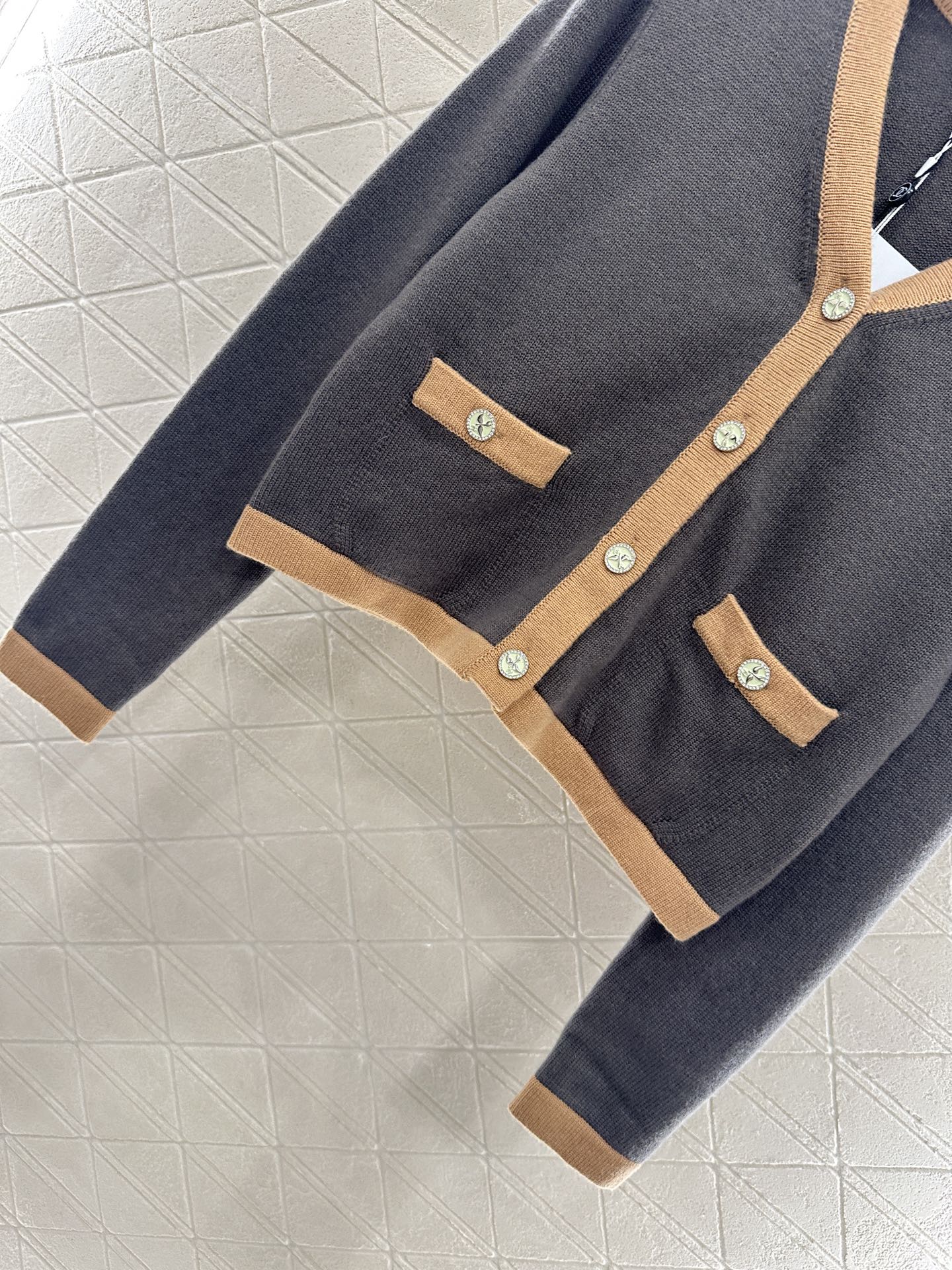 Chanel 2025 New Color Block Knit Cardigan, High-End Wool, Elegant V-Neck 5 i1755783088897 6786 0 6