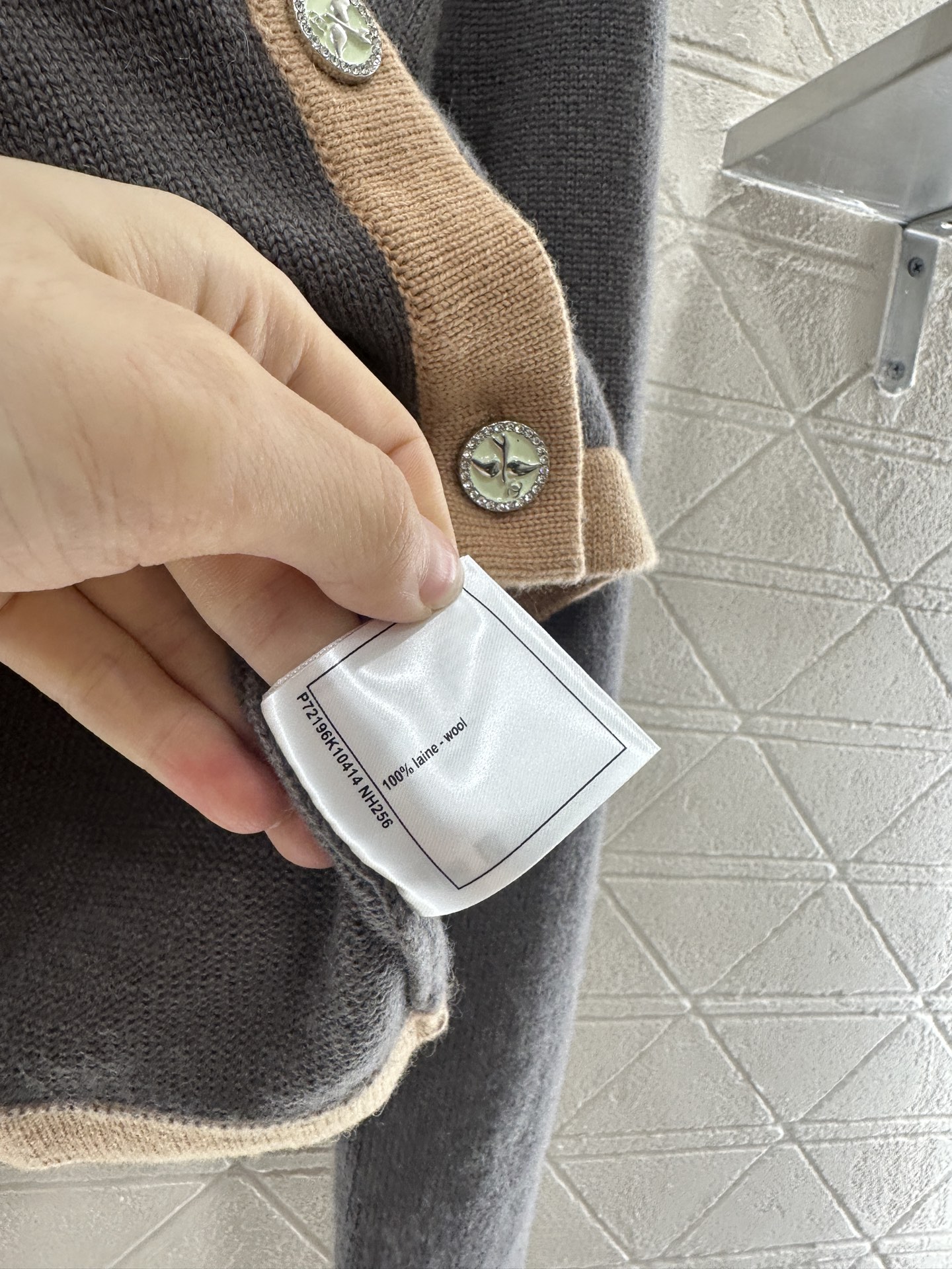 Chanel 2025 New Color Block Knit Cardigan, High-End Wool, Elegant V-Neck 9 i1755783088975 9448 0 8