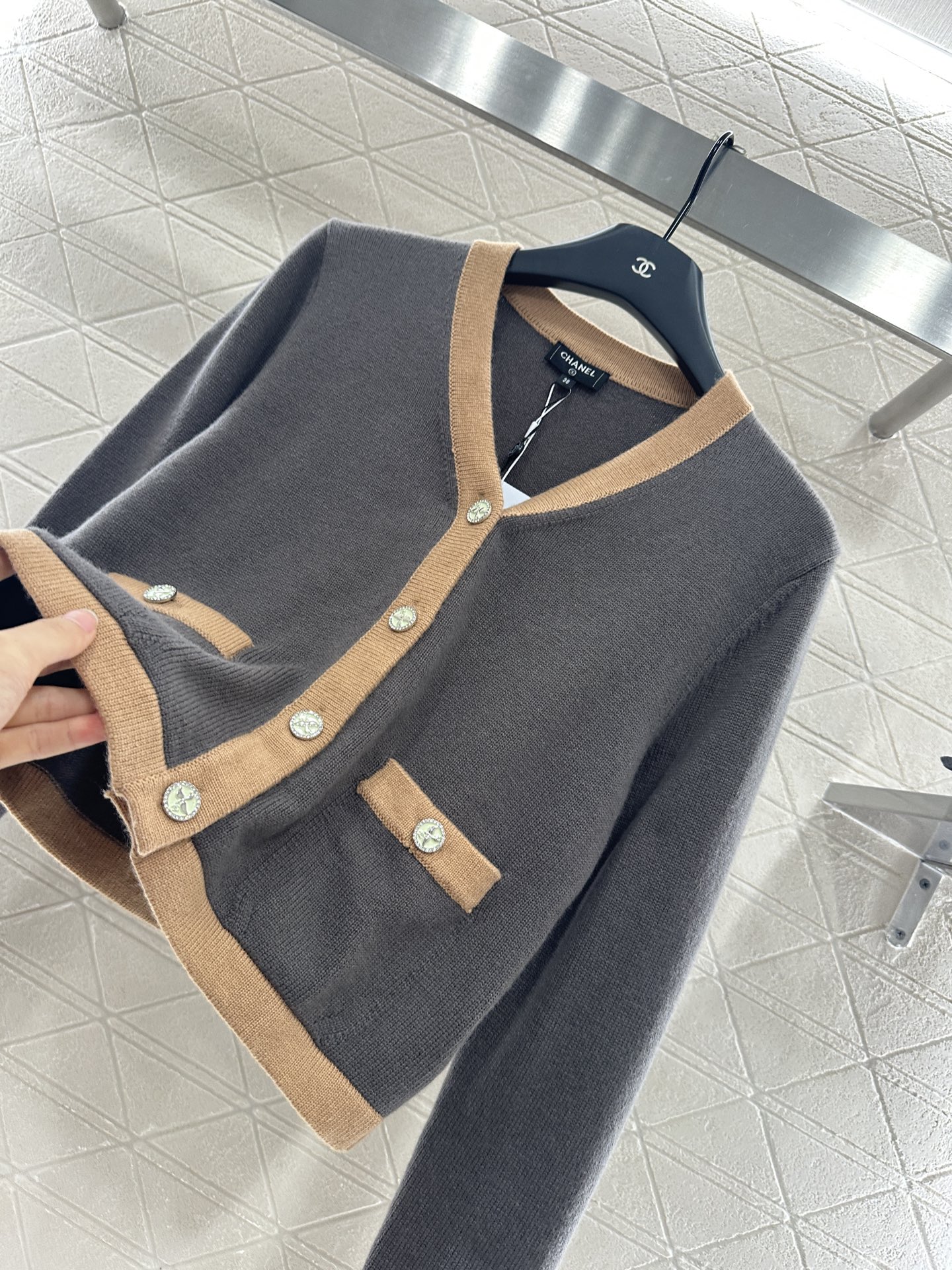 Chanel 2025 New Color Block Knit Cardigan, High-End Wool, Elegant V-Neck 6 i1755783088982 7715 0 5