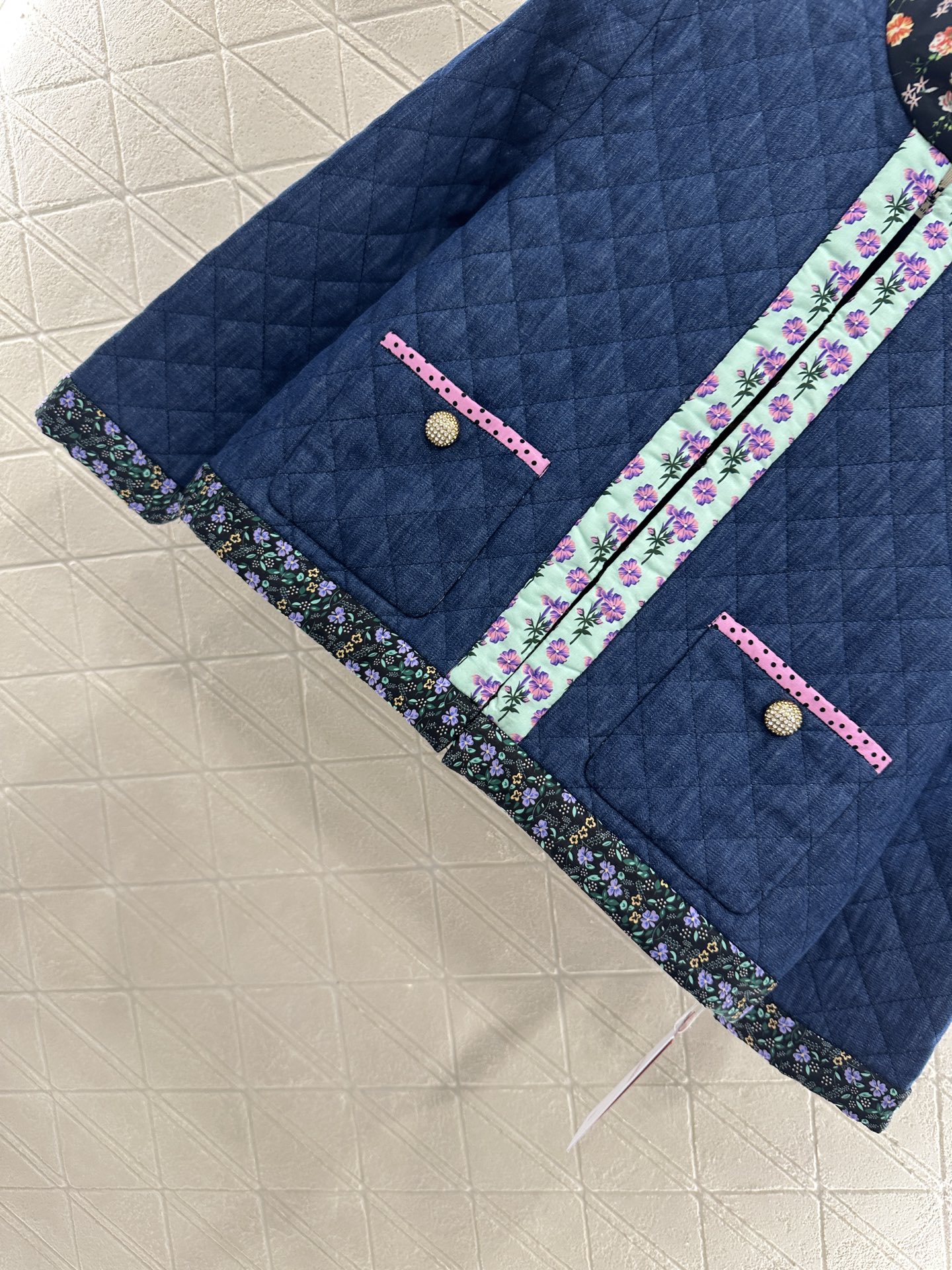 ♥Valentin*♥2025新品上架
     菱格碎花拼接羽绒棉服
定制YB斜纹全棉牛仔材质 提升秋
